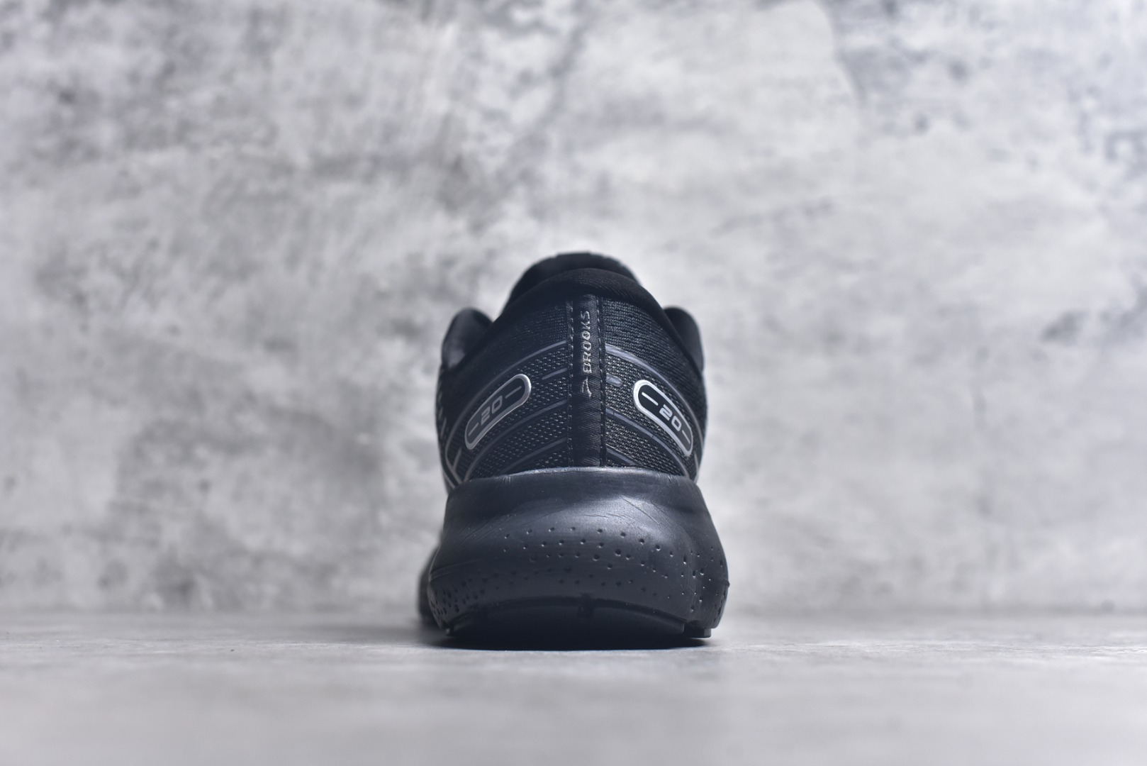图片[5]-#Brooks布鲁克斯 Glycerin 2.0 系带防滑耐磨低帮长跑跑步鞋 Brooks 四大跑鞋之一 百年品牌 跑鞋从外形上基本就能判断这是一款速度跑鞋 简洁干练的外形结构和极强的运动流线型看着非常有速度感 上脚的第一感觉是非常轻 美码9码的鞋单只206g不到 从个人偏好来说 200g左右的竞速鞋最具安全感 鞋面采用单层网布 很薄 前掌使用了大量开放式网眼 排气直接快速 透气性上乘 鞋舌也是轻量化设计 仅为一层麂皮 和脚背完美贴合 鞋舌中央有个防偏穿孔 从实际穿着来看 通常鞋舌都是外偏 如果是防偏穿孔位于中心 防偏效果其实并不十分有效 如果采用趋外侧的偏心设计更有效 鞋帮泡棉填充量不大 但非常紧凑 贴合舒适 包裹稳固 内置硬质TPU保证必要的稳定性 跑鞋中底采用的是DNA FLASH科技材料 DNA FLASH中底科技 是Brooks第一款将氮气注入中底的创新科技 主要原理是借助“超临界流体”发泡技术 将液态氮稳定的转化为气态氮 并使其均匀地形成无数紧密贴合的密闭式气囊结构 尺码：36 36.5 37.5 38 38.5 39 40 40.5 41 42 42.5 43 44 44.5 45 46-选品中心