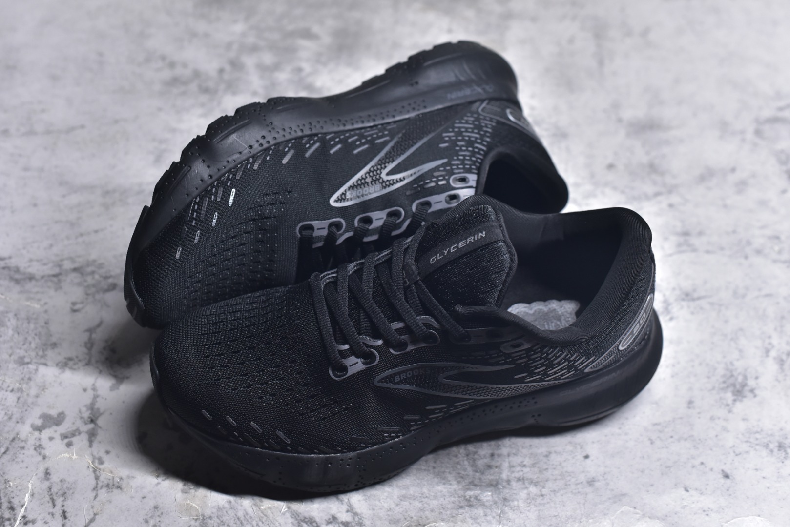 图片[7]-#Brooks布鲁克斯 Glycerin 2.0 系带防滑耐磨低帮长跑跑步鞋 Brooks 四大跑鞋之一 百年品牌 跑鞋从外形上基本就能判断这是一款速度跑鞋 简洁干练的外形结构和极强的运动流线型看着非常有速度感 上脚的第一感觉是非常轻 美码9码的鞋单只206g不到 从个人偏好来说 200g左右的竞速鞋最具安全感 鞋面采用单层网布 很薄 前掌使用了大量开放式网眼 排气直接快速 透气性上乘 鞋舌也是轻量化设计 仅为一层麂皮 和脚背完美贴合 鞋舌中央有个防偏穿孔 从实际穿着来看 通常鞋舌都是外偏 如果是防偏穿孔位于中心 防偏效果其实并不十分有效 如果采用趋外侧的偏心设计更有效 鞋帮泡棉填充量不大 但非常紧凑 贴合舒适 包裹稳固 内置硬质TPU保证必要的稳定性 跑鞋中底采用的是DNA FLASH科技材料 DNA FLASH中底科技 是Brooks第一款将氮气注入中底的创新科技 主要原理是借助“超临界流体”发泡技术 将液态氮稳定的转化为气态氮 并使其均匀地形成无数紧密贴合的密闭式气囊结构 尺码：36 36.5 37.5 38 38.5 39 40 40.5 41 42 42.5 43 44 44.5 45 46-选品中心