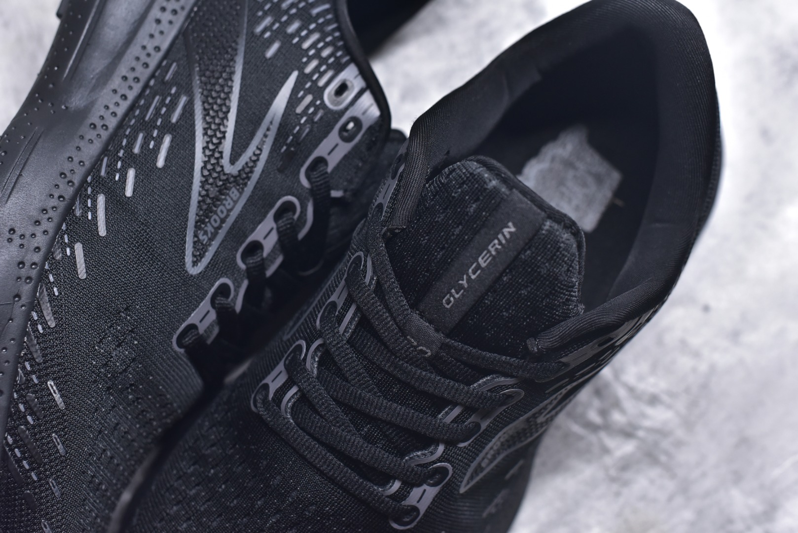 图片[9]-#Brooks布鲁克斯 Glycerin 2.0 系带防滑耐磨低帮长跑跑步鞋 Brooks 四大跑鞋之一 百年品牌 跑鞋从外形上基本就能判断这是一款速度跑鞋 简洁干练的外形结构和极强的运动流线型看着非常有速度感 上脚的第一感觉是非常轻 美码9码的鞋单只206g不到 从个人偏好来说 200g左右的竞速鞋最具安全感 鞋面采用单层网布 很薄 前掌使用了大量开放式网眼 排气直接快速 透气性上乘 鞋舌也是轻量化设计 仅为一层麂皮 和脚背完美贴合 鞋舌中央有个防偏穿孔 从实际穿着来看 通常鞋舌都是外偏 如果是防偏穿孔位于中心 防偏效果其实并不十分有效 如果采用趋外侧的偏心设计更有效 鞋帮泡棉填充量不大 但非常紧凑 贴合舒适 包裹稳固 内置硬质TPU保证必要的稳定性 跑鞋中底采用的是DNA FLASH科技材料 DNA FLASH中底科技 是Brooks第一款将氮气注入中底的创新科技 主要原理是借助“超临界流体”发泡技术 将液态氮稳定的转化为气态氮 并使其均匀地形成无数紧密贴合的密闭式气囊结构 尺码：36 36.5 37.5 38 38.5 39 40 40.5 41 42 42.5 43 44 44.5 45 46-选品中心