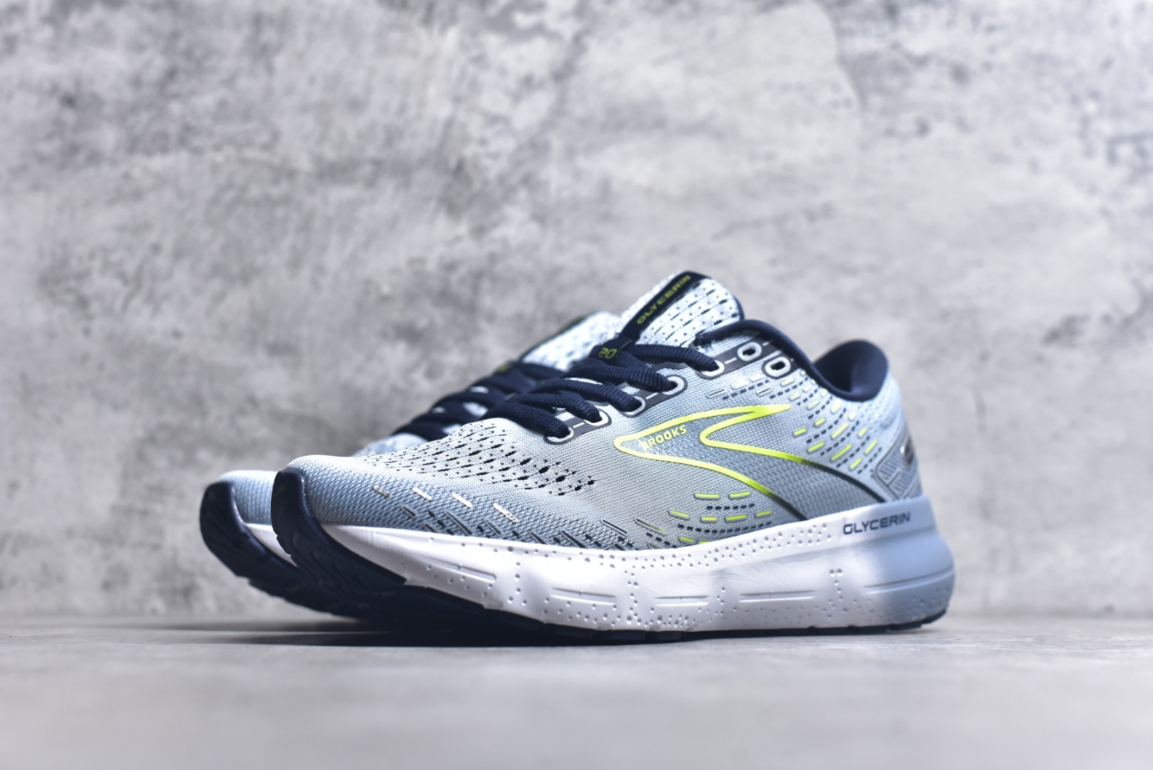 图片[2]-#Brooks布鲁克斯 Glycerin 2.0 系带防滑耐磨低帮长跑跑步鞋 Brooks 四大跑鞋之一 百年品牌 跑鞋从外形上基本就能判断这是一款速度跑鞋 简洁干练的外形结构和极强的运动流线型看着非常有速度感 上脚的第一感觉是非常轻 美码9码的鞋单只206g不到 从个人偏好来说 200g左右的竞速鞋最具安全感 鞋面采用单层网布 很薄 前掌使用了大量开放式网眼 排气直接快速 透气性上乘 鞋舌也是轻量化设计 仅为一层麂皮 和脚背完美贴合 鞋舌中央有个防偏穿孔 从实际穿着来看 通常鞋舌都是外偏 如果是防偏穿孔位于中心 防偏效果其实并不十分有效 如果采用趋外侧的偏心设计更有效 鞋帮泡棉填充量不大 但非常紧凑 贴合舒适 包裹稳固 内置硬质TPU保证必要的稳定性 跑鞋中底采用的是DNA FLASH科技材料 DNA FLASH中底科技 是Brooks第一款将氮气注入中底的创新科技 主要原理是借助“超临界流体”发泡技术 将液态氮稳定的转化为气态氮 并使其均匀地形成无数紧密贴合的密闭式气囊结构 尺码：36 36.5 37.5 38 38.5 39 40 40.5 41 42 42.5 43 44 44.5 45 46-选品中心
