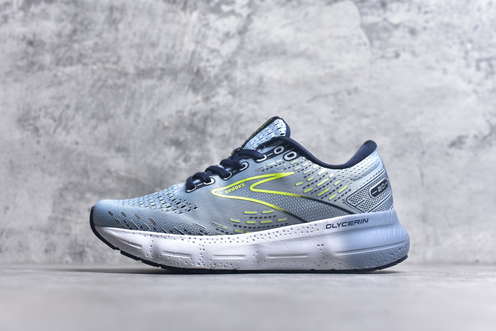 #Brooks布鲁克斯 Glycerin 2.0 系带防滑耐磨低帮长跑跑步鞋 Brooks 四大跑鞋之一 百年品牌 跑鞋从外形上基本就能判断这是一款速度跑鞋 简洁干练的外形结构和极强的运动流线型看着非常有速度感 上脚的第一感觉是非常轻 美码9码的鞋单只206g不到 从个人偏好来说 200g左右的竞速鞋最具安全感 鞋面采用单层网布 很薄 前掌使用了大量开放式网眼 排气直接快速 透气性上乘 鞋舌也是轻量化设计 仅为一层麂皮 和脚背完美贴合 鞋舌中央有个防偏穿孔 从实际穿着来看 通常鞋舌都是外偏 如果是防偏穿孔位于中心 防偏效果其实并不十分有效 如果采用趋外侧的偏心设计更有效 鞋帮泡棉填充量不大 但非常紧凑 贴合舒适 包裹稳固 内置硬质TPU保证必要的稳定性 跑鞋中底采用的是DNA FLASH科技材料 DNA FLASH中底科技 是Brooks第一款将氮气注入中底的创新科技 主要原理是借助“超临界流体”发泡技术 将液态氮稳定的转化为气态氮 并使其均匀地形成无数紧密贴合的密闭式气囊结构 尺码：36 36.5 37.5 38 38.5 39 40 40.5 41 42 42.5 43 44 44.5 45 46-选品中心