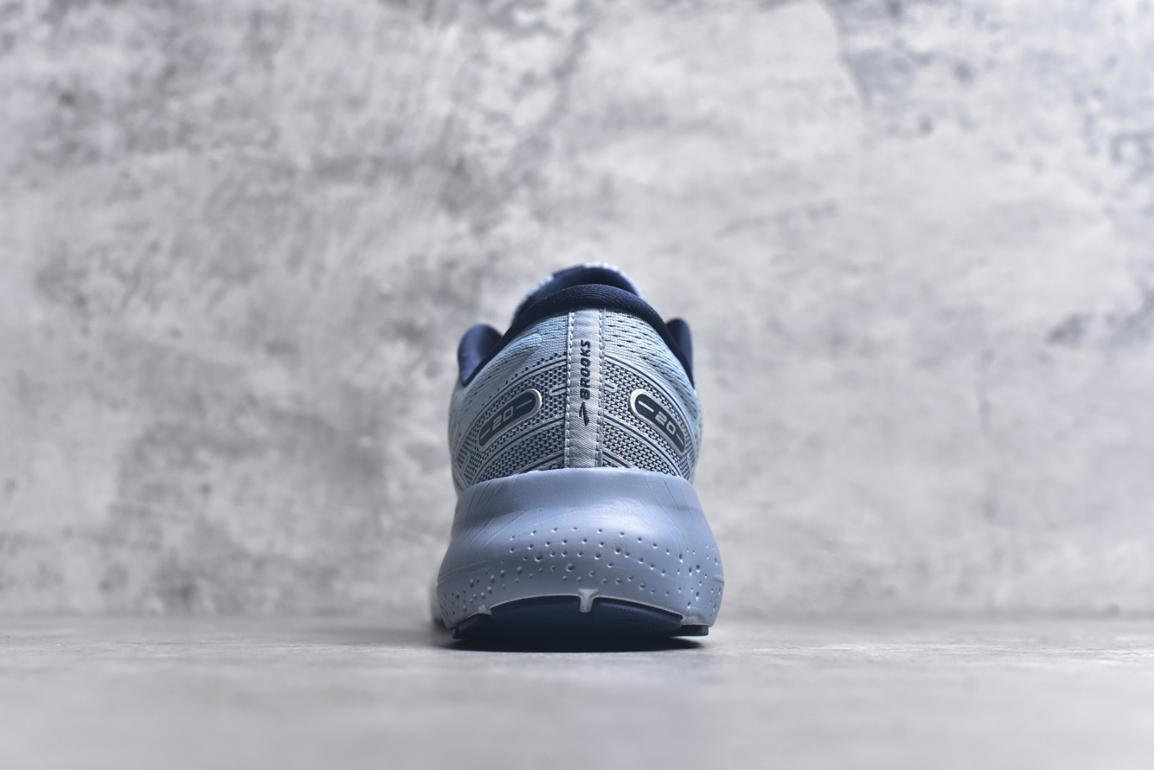 图片[5]-#Brooks布鲁克斯 Glycerin 2.0 系带防滑耐磨低帮长跑跑步鞋 Brooks 四大跑鞋之一 百年品牌 跑鞋从外形上基本就能判断这是一款速度跑鞋 简洁干练的外形结构和极强的运动流线型看着非常有速度感 上脚的第一感觉是非常轻 美码9码的鞋单只206g不到 从个人偏好来说 200g左右的竞速鞋最具安全感 鞋面采用单层网布 很薄 前掌使用了大量开放式网眼 排气直接快速 透气性上乘 鞋舌也是轻量化设计 仅为一层麂皮 和脚背完美贴合 鞋舌中央有个防偏穿孔 从实际穿着来看 通常鞋舌都是外偏 如果是防偏穿孔位于中心 防偏效果其实并不十分有效 如果采用趋外侧的偏心设计更有效 鞋帮泡棉填充量不大 但非常紧凑 贴合舒适 包裹稳固 内置硬质TPU保证必要的稳定性 跑鞋中底采用的是DNA FLASH科技材料 DNA FLASH中底科技 是Brooks第一款将氮气注入中底的创新科技 主要原理是借助“超临界流体”发泡技术 将液态氮稳定的转化为气态氮 并使其均匀地形成无数紧密贴合的密闭式气囊结构 尺码：36 36.5 37.5 38 38.5 39 40 40.5 41 42 42.5 43 44 44.5 45 46-选品中心