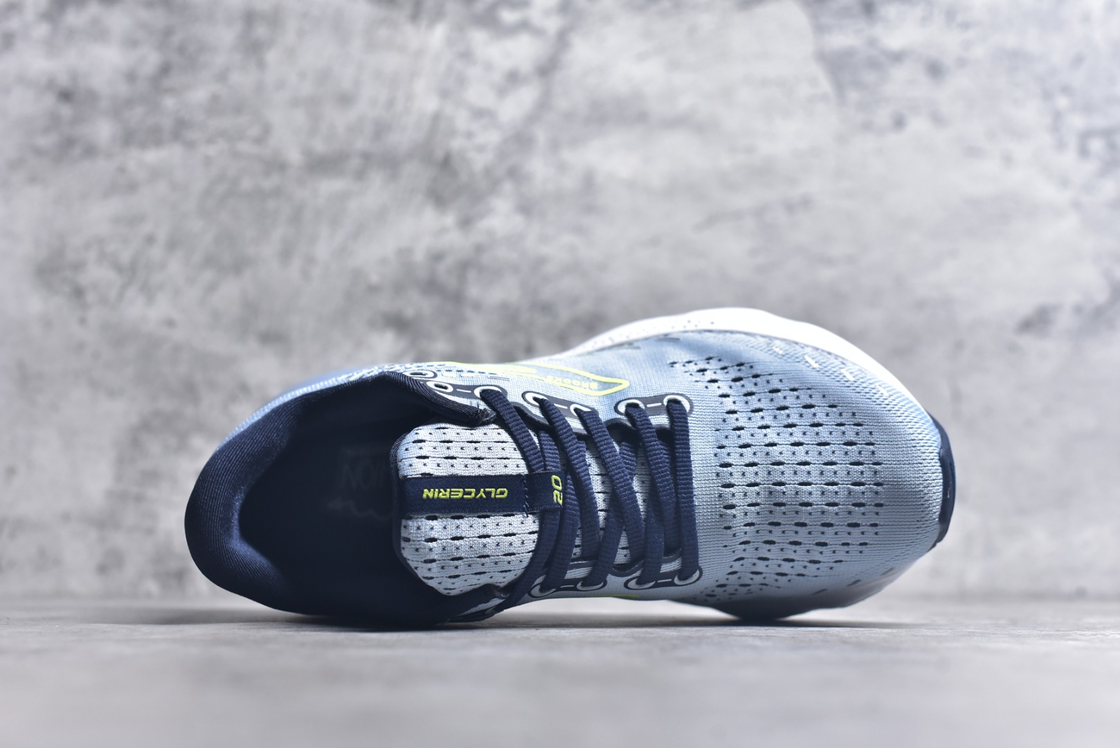 图片[4]-#Brooks布鲁克斯 Glycerin 2.0 系带防滑耐磨低帮长跑跑步鞋 Brooks 四大跑鞋之一 百年品牌 跑鞋从外形上基本就能判断这是一款速度跑鞋 简洁干练的外形结构和极强的运动流线型看着非常有速度感 上脚的第一感觉是非常轻 美码9码的鞋单只206g不到 从个人偏好来说 200g左右的竞速鞋最具安全感 鞋面采用单层网布 很薄 前掌使用了大量开放式网眼 排气直接快速 透气性上乘 鞋舌也是轻量化设计 仅为一层麂皮 和脚背完美贴合 鞋舌中央有个防偏穿孔 从实际穿着来看 通常鞋舌都是外偏 如果是防偏穿孔位于中心 防偏效果其实并不十分有效 如果采用趋外侧的偏心设计更有效 鞋帮泡棉填充量不大 但非常紧凑 贴合舒适 包裹稳固 内置硬质TPU保证必要的稳定性 跑鞋中底采用的是DNA FLASH科技材料 DNA FLASH中底科技 是Brooks第一款将氮气注入中底的创新科技 主要原理是借助“超临界流体”发泡技术 将液态氮稳定的转化为气态氮 并使其均匀地形成无数紧密贴合的密闭式气囊结构 尺码：36 36.5 37.5 38 38.5 39 40 40.5 41 42 42.5 43 44 44.5 45 46-选品中心