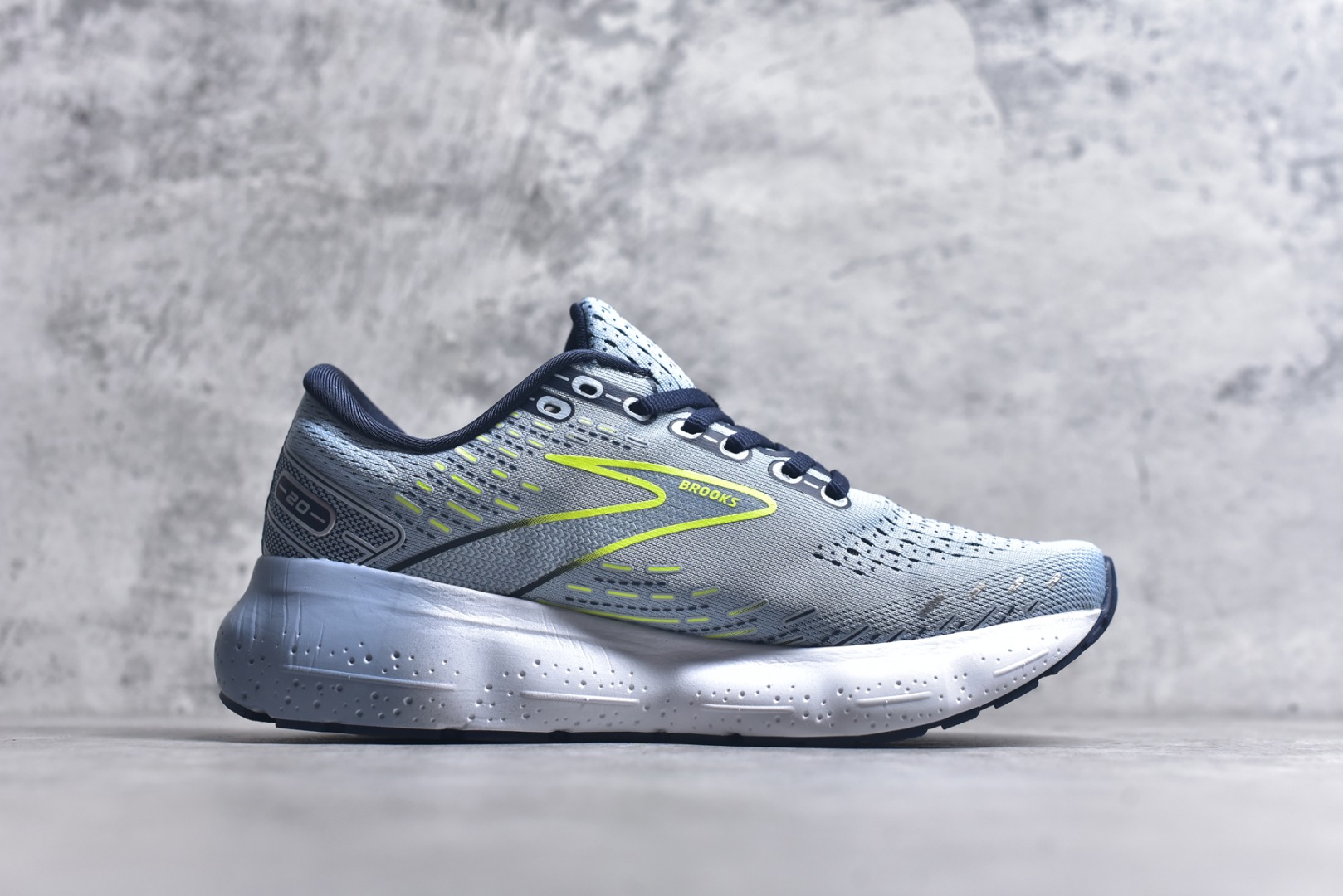 图片[3]-#Brooks布鲁克斯 Glycerin 2.0 系带防滑耐磨低帮长跑跑步鞋 Brooks 四大跑鞋之一 百年品牌 跑鞋从外形上基本就能判断这是一款速度跑鞋 简洁干练的外形结构和极强的运动流线型看着非常有速度感 上脚的第一感觉是非常轻 美码9码的鞋单只206g不到 从个人偏好来说 200g左右的竞速鞋最具安全感 鞋面采用单层网布 很薄 前掌使用了大量开放式网眼 排气直接快速 透气性上乘 鞋舌也是轻量化设计 仅为一层麂皮 和脚背完美贴合 鞋舌中央有个防偏穿孔 从实际穿着来看 通常鞋舌都是外偏 如果是防偏穿孔位于中心 防偏效果其实并不十分有效 如果采用趋外侧的偏心设计更有效 鞋帮泡棉填充量不大 但非常紧凑 贴合舒适 包裹稳固 内置硬质TPU保证必要的稳定性 跑鞋中底采用的是DNA FLASH科技材料 DNA FLASH中底科技 是Brooks第一款将氮气注入中底的创新科技 主要原理是借助“超临界流体”发泡技术 将液态氮稳定的转化为气态氮 并使其均匀地形成无数紧密贴合的密闭式气囊结构 尺码：36 36.5 37.5 38 38.5 39 40 40.5 41 42 42.5 43 44 44.5 45 46-选品中心