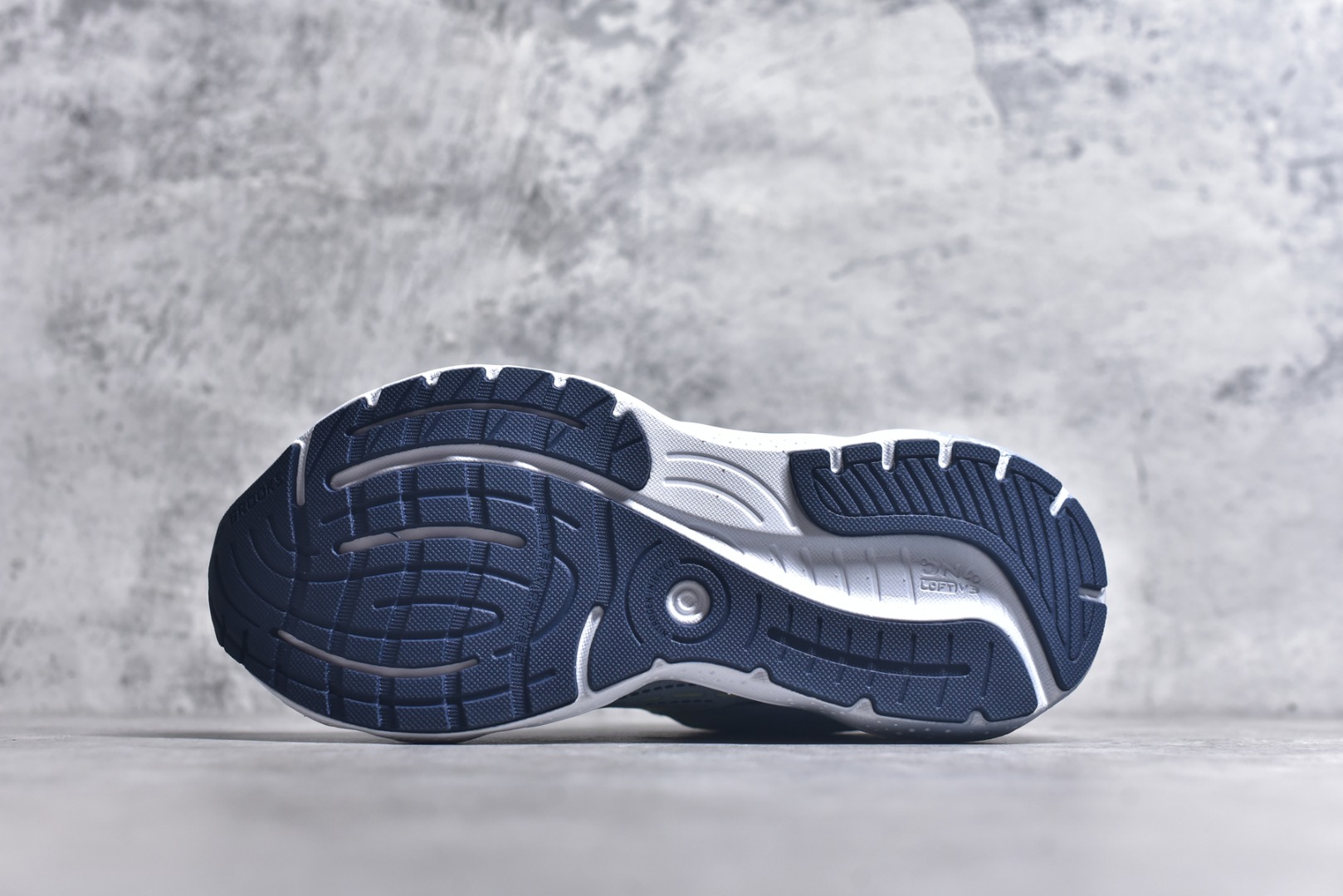 图片[6]-#Brooks布鲁克斯 Glycerin 2.0 系带防滑耐磨低帮长跑跑步鞋 Brooks 四大跑鞋之一 百年品牌 跑鞋从外形上基本就能判断这是一款速度跑鞋 简洁干练的外形结构和极强的运动流线型看着非常有速度感 上脚的第一感觉是非常轻 美码9码的鞋单只206g不到 从个人偏好来说 200g左右的竞速鞋最具安全感 鞋面采用单层网布 很薄 前掌使用了大量开放式网眼 排气直接快速 透气性上乘 鞋舌也是轻量化设计 仅为一层麂皮 和脚背完美贴合 鞋舌中央有个防偏穿孔 从实际穿着来看 通常鞋舌都是外偏 如果是防偏穿孔位于中心 防偏效果其实并不十分有效 如果采用趋外侧的偏心设计更有效 鞋帮泡棉填充量不大 但非常紧凑 贴合舒适 包裹稳固 内置硬质TPU保证必要的稳定性 跑鞋中底采用的是DNA FLASH科技材料 DNA FLASH中底科技 是Brooks第一款将氮气注入中底的创新科技 主要原理是借助“超临界流体”发泡技术 将液态氮稳定的转化为气态氮 并使其均匀地形成无数紧密贴合的密闭式气囊结构 尺码：36 36.5 37.5 38 38.5 39 40 40.5 41 42 42.5 43 44 44.5 45 46-选品中心