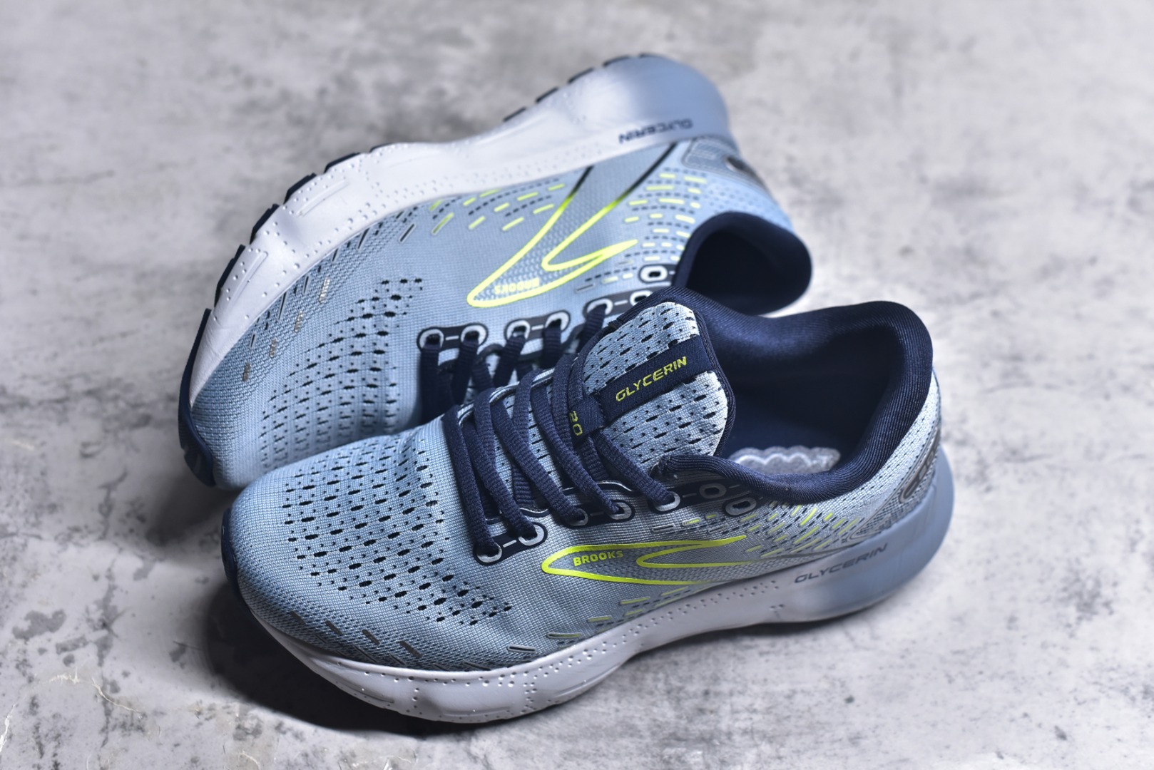 图片[7]-#Brooks布鲁克斯 Glycerin 2.0 系带防滑耐磨低帮长跑跑步鞋 Brooks 四大跑鞋之一 百年品牌 跑鞋从外形上基本就能判断这是一款速度跑鞋 简洁干练的外形结构和极强的运动流线型看着非常有速度感 上脚的第一感觉是非常轻 美码9码的鞋单只206g不到 从个人偏好来说 200g左右的竞速鞋最具安全感 鞋面采用单层网布 很薄 前掌使用了大量开放式网眼 排气直接快速 透气性上乘 鞋舌也是轻量化设计 仅为一层麂皮 和脚背完美贴合 鞋舌中央有个防偏穿孔 从实际穿着来看 通常鞋舌都是外偏 如果是防偏穿孔位于中心 防偏效果其实并不十分有效 如果采用趋外侧的偏心设计更有效 鞋帮泡棉填充量不大 但非常紧凑 贴合舒适 包裹稳固 内置硬质TPU保证必要的稳定性 跑鞋中底采用的是DNA FLASH科技材料 DNA FLASH中底科技 是Brooks第一款将氮气注入中底的创新科技 主要原理是借助“超临界流体”发泡技术 将液态氮稳定的转化为气态氮 并使其均匀地形成无数紧密贴合的密闭式气囊结构 尺码：36 36.5 37.5 38 38.5 39 40 40.5 41 42 42.5 43 44 44.5 45 46-选品中心