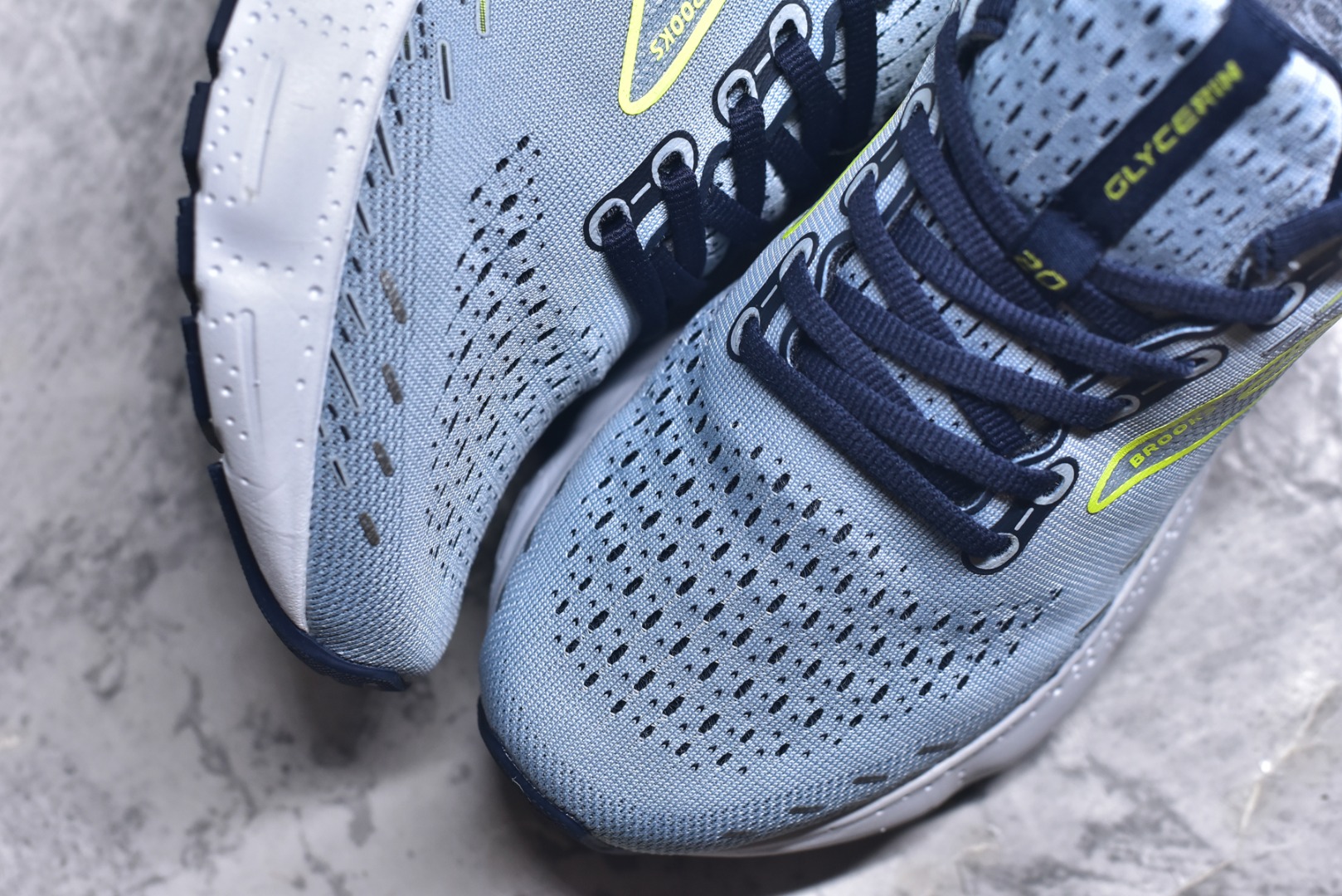 图片[8]-#Brooks布鲁克斯 Glycerin 2.0 系带防滑耐磨低帮长跑跑步鞋 Brooks 四大跑鞋之一 百年品牌 跑鞋从外形上基本就能判断这是一款速度跑鞋 简洁干练的外形结构和极强的运动流线型看着非常有速度感 上脚的第一感觉是非常轻 美码9码的鞋单只206g不到 从个人偏好来说 200g左右的竞速鞋最具安全感 鞋面采用单层网布 很薄 前掌使用了大量开放式网眼 排气直接快速 透气性上乘 鞋舌也是轻量化设计 仅为一层麂皮 和脚背完美贴合 鞋舌中央有个防偏穿孔 从实际穿着来看 通常鞋舌都是外偏 如果是防偏穿孔位于中心 防偏效果其实并不十分有效 如果采用趋外侧的偏心设计更有效 鞋帮泡棉填充量不大 但非常紧凑 贴合舒适 包裹稳固 内置硬质TPU保证必要的稳定性 跑鞋中底采用的是DNA FLASH科技材料 DNA FLASH中底科技 是Brooks第一款将氮气注入中底的创新科技 主要原理是借助“超临界流体”发泡技术 将液态氮稳定的转化为气态氮 并使其均匀地形成无数紧密贴合的密闭式气囊结构 尺码：36 36.5 37.5 38 38.5 39 40 40.5 41 42 42.5 43 44 44.5 45 46-选品中心