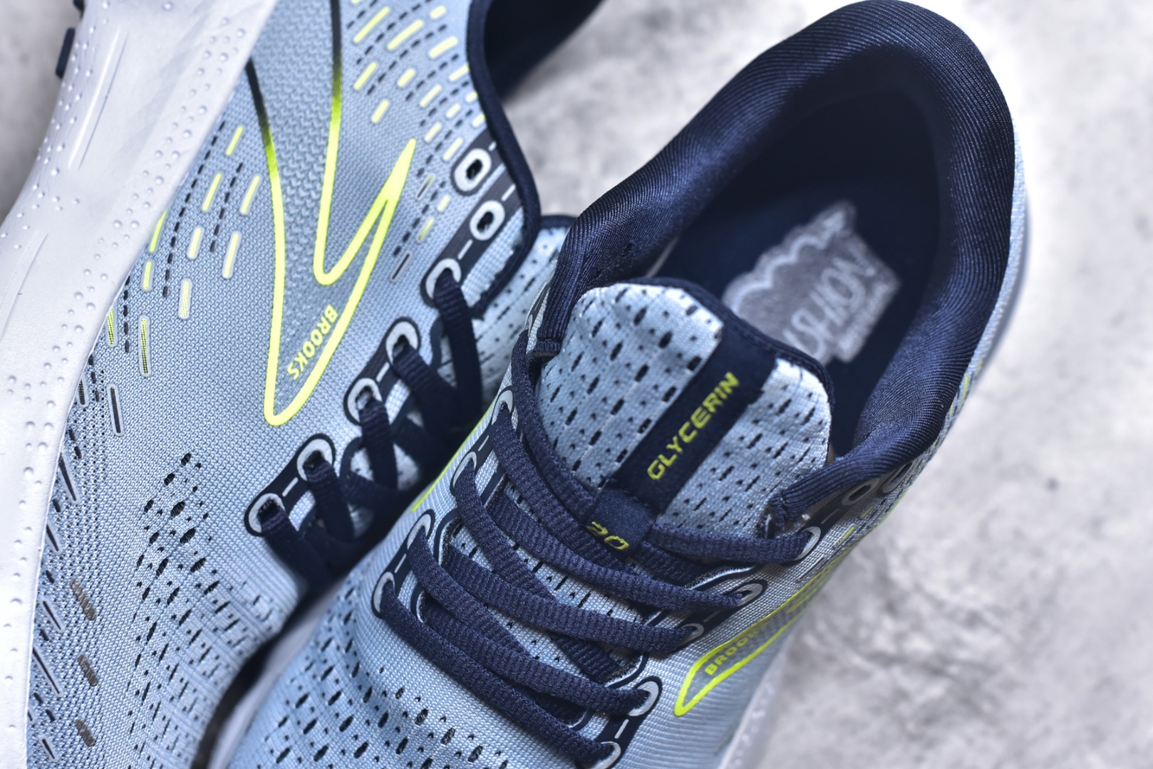 图片[9]-#Brooks布鲁克斯 Glycerin 2.0 系带防滑耐磨低帮长跑跑步鞋 Brooks 四大跑鞋之一 百年品牌 跑鞋从外形上基本就能判断这是一款速度跑鞋 简洁干练的外形结构和极强的运动流线型看着非常有速度感 上脚的第一感觉是非常轻 美码9码的鞋单只206g不到 从个人偏好来说 200g左右的竞速鞋最具安全感 鞋面采用单层网布 很薄 前掌使用了大量开放式网眼 排气直接快速 透气性上乘 鞋舌也是轻量化设计 仅为一层麂皮 和脚背完美贴合 鞋舌中央有个防偏穿孔 从实际穿着来看 通常鞋舌都是外偏 如果是防偏穿孔位于中心 防偏效果其实并不十分有效 如果采用趋外侧的偏心设计更有效 鞋帮泡棉填充量不大 但非常紧凑 贴合舒适 包裹稳固 内置硬质TPU保证必要的稳定性 跑鞋中底采用的是DNA FLASH科技材料 DNA FLASH中底科技 是Brooks第一款将氮气注入中底的创新科技 主要原理是借助“超临界流体”发泡技术 将液态氮稳定的转化为气态氮 并使其均匀地形成无数紧密贴合的密闭式气囊结构 尺码：36 36.5 37.5 38 38.5 39 40 40.5 41 42 42.5 43 44 44.5 45 46-选品中心