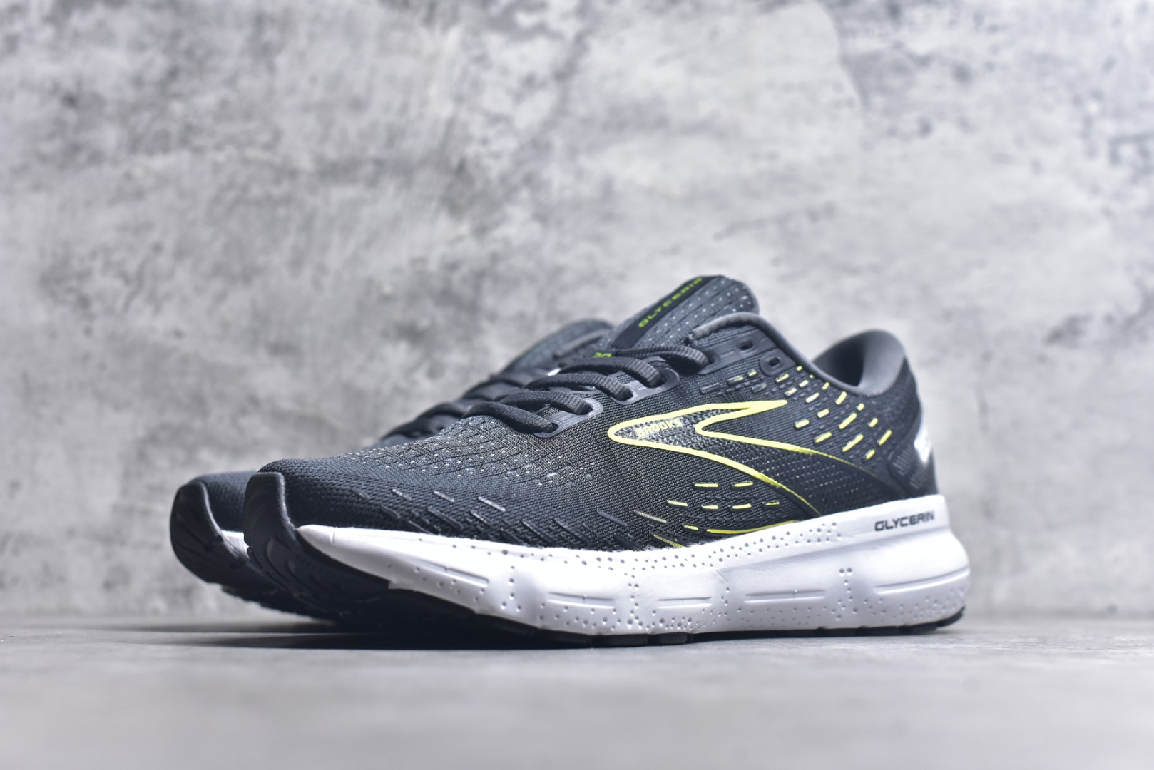 图片[2]-#Brooks布鲁克斯 Glycerin 2.0 系带防滑耐磨低帮长跑跑步鞋 Brooks 四大跑鞋之一 百年品牌 跑鞋从外形上基本就能判断这是一款速度跑鞋 简洁干练的外形结构和极强的运动流线型看着非常有速度感 上脚的第一感觉是非常轻 美码9码的鞋单只206g不到 从个人偏好来说 200g左右的竞速鞋最具安全感 鞋面采用单层网布 很薄 前掌使用了大量开放式网眼 排气直接快速 透气性上乘 鞋舌也是轻量化设计 仅为一层麂皮 和脚背完美贴合 鞋舌中央有个防偏穿孔 从实际穿着来看 通常鞋舌都是外偏 如果是防偏穿孔位于中心 防偏效果其实并不十分有效 如果采用趋外侧的偏心设计更有效 鞋帮泡棉填充量不大 但非常紧凑 贴合舒适 包裹稳固 内置硬质TPU保证必要的稳定性 跑鞋中底采用的是DNA FLASH科技材料 DNA FLASH中底科技 是Brooks第一款将氮气注入中底的创新科技 主要原理是借助“超临界流体”发泡技术 将液态氮稳定的转化为气态氮 并使其均匀地形成无数紧密贴合的密闭式气囊结构 尺码：36 36.5 37.5 38 38.5 39 40 40.5 41 42 42.5 43 44 44.5 45 46-选品中心