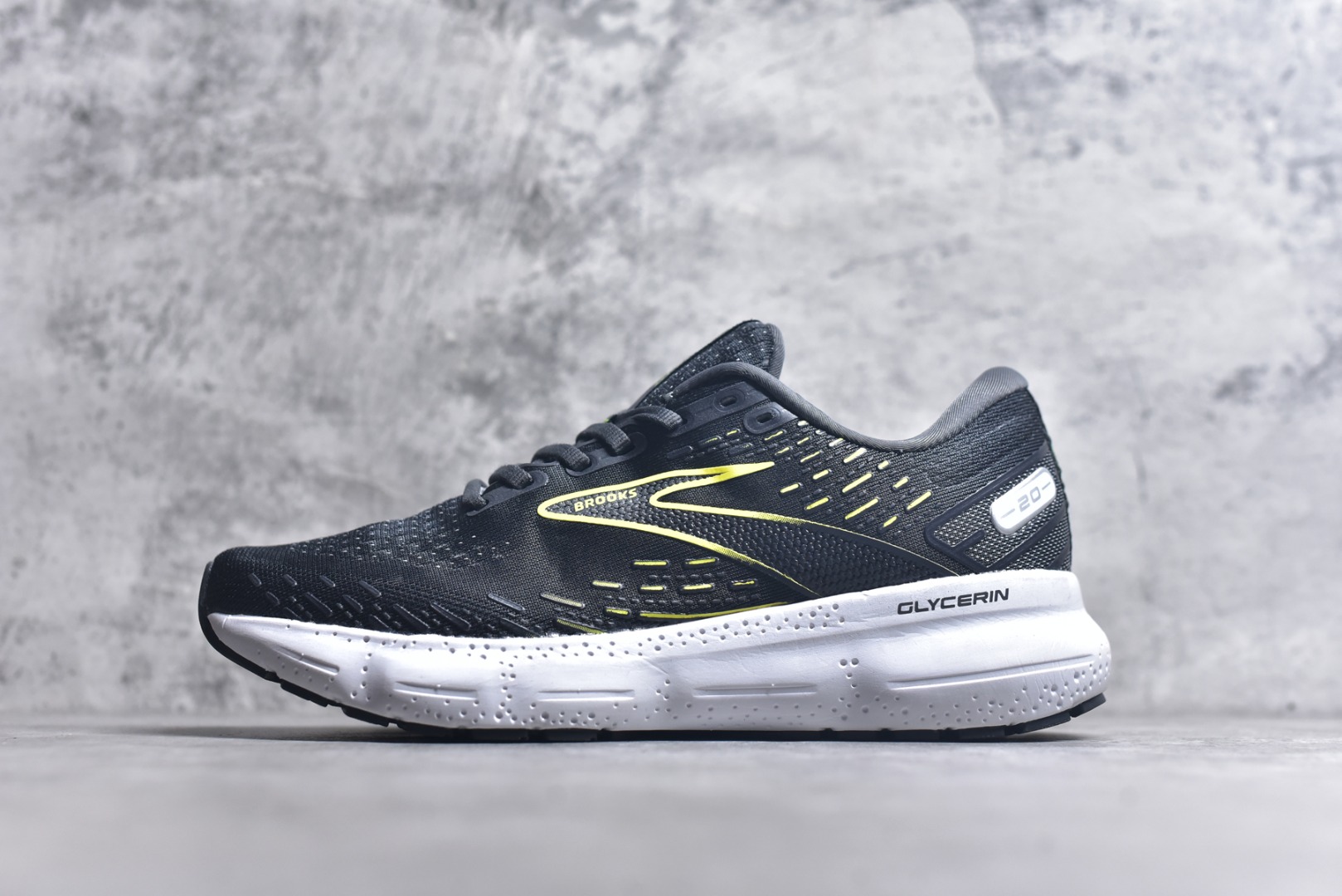 #Brooks布鲁克斯 Glycerin 2.0 系带防滑耐磨低帮长跑跑步鞋 Brooks 四大跑鞋之一 百年品牌 跑鞋从外形上基本就能判断这是一款速度跑鞋 简洁干练的外形结构和极强的运动流线型看着非常有速度感 上脚的第一感觉是非常轻 美码9码的鞋单只206g不到 从个人偏好来说 200g左右的竞速鞋最具安全感 鞋面采用单层网布 很薄 前掌使用了大量开放式网眼 排气直接快速 透气性上乘 鞋舌也是轻量化设计 仅为一层麂皮 和脚背完美贴合 鞋舌中央有个防偏穿孔 从实际穿着来看 通常鞋舌都是外偏 如果是防偏穿孔位于中心 防偏效果其实并不十分有效 如果采用趋外侧的偏心设计更有效 鞋帮泡棉填充量不大 但非常紧凑 贴合舒适 包裹稳固 内置硬质TPU保证必要的稳定性 跑鞋中底采用的是DNA FLASH科技材料 DNA FLASH中底科技 是Brooks第一款将氮气注入中底的创新科技 主要原理是借助“超临界流体”发泡技术 将液态氮稳定的转化为气态氮 并使其均匀地形成无数紧密贴合的密闭式气囊结构 尺码：36 36.5 37.5 38 38.5 39 40 40.5 41 42 42.5 43 44 44.5 45 46-选品中心