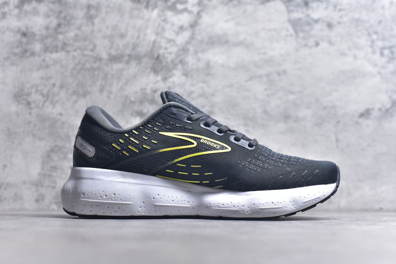 图片[3]-#Brooks布鲁克斯 Glycerin 2.0 系带防滑耐磨低帮长跑跑步鞋 Brooks 四大跑鞋之一 百年品牌 跑鞋从外形上基本就能判断这是一款速度跑鞋 简洁干练的外形结构和极强的运动流线型看着非常有速度感 上脚的第一感觉是非常轻 美码9码的鞋单只206g不到 从个人偏好来说 200g左右的竞速鞋最具安全感 鞋面采用单层网布 很薄 前掌使用了大量开放式网眼 排气直接快速 透气性上乘 鞋舌也是轻量化设计 仅为一层麂皮 和脚背完美贴合 鞋舌中央有个防偏穿孔 从实际穿着来看 通常鞋舌都是外偏 如果是防偏穿孔位于中心 防偏效果其实并不十分有效 如果采用趋外侧的偏心设计更有效 鞋帮泡棉填充量不大 但非常紧凑 贴合舒适 包裹稳固 内置硬质TPU保证必要的稳定性 跑鞋中底采用的是DNA FLASH科技材料 DNA FLASH中底科技 是Brooks第一款将氮气注入中底的创新科技 主要原理是借助“超临界流体”发泡技术 将液态氮稳定的转化为气态氮 并使其均匀地形成无数紧密贴合的密闭式气囊结构 尺码：36 36.5 37.5 38 38.5 39 40 40.5 41 42 42.5 43 44 44.5 45 46-选品中心