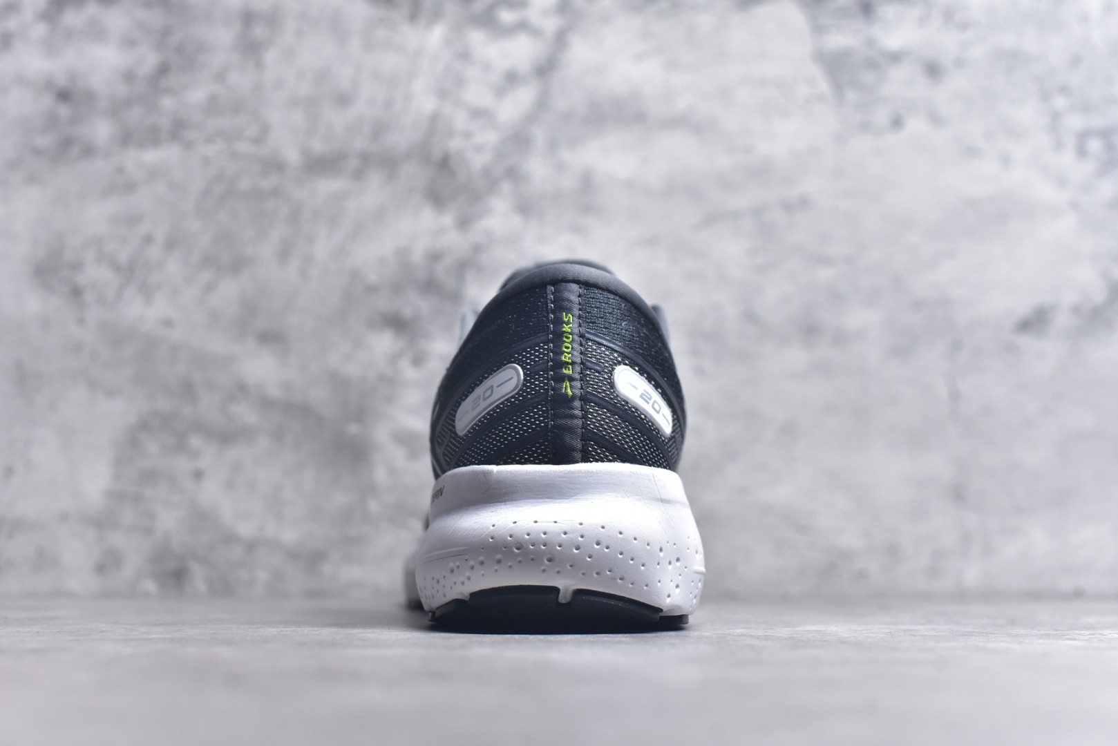 图片[5]-#Brooks布鲁克斯 Glycerin 2.0 系带防滑耐磨低帮长跑跑步鞋 Brooks 四大跑鞋之一 百年品牌 跑鞋从外形上基本就能判断这是一款速度跑鞋 简洁干练的外形结构和极强的运动流线型看着非常有速度感 上脚的第一感觉是非常轻 美码9码的鞋单只206g不到 从个人偏好来说 200g左右的竞速鞋最具安全感 鞋面采用单层网布 很薄 前掌使用了大量开放式网眼 排气直接快速 透气性上乘 鞋舌也是轻量化设计 仅为一层麂皮 和脚背完美贴合 鞋舌中央有个防偏穿孔 从实际穿着来看 通常鞋舌都是外偏 如果是防偏穿孔位于中心 防偏效果其实并不十分有效 如果采用趋外侧的偏心设计更有效 鞋帮泡棉填充量不大 但非常紧凑 贴合舒适 包裹稳固 内置硬质TPU保证必要的稳定性 跑鞋中底采用的是DNA FLASH科技材料 DNA FLASH中底科技 是Brooks第一款将氮气注入中底的创新科技 主要原理是借助“超临界流体”发泡技术 将液态氮稳定的转化为气态氮 并使其均匀地形成无数紧密贴合的密闭式气囊结构 尺码：36 36.5 37.5 38 38.5 39 40 40.5 41 42 42.5 43 44 44.5 45 46-选品中心
