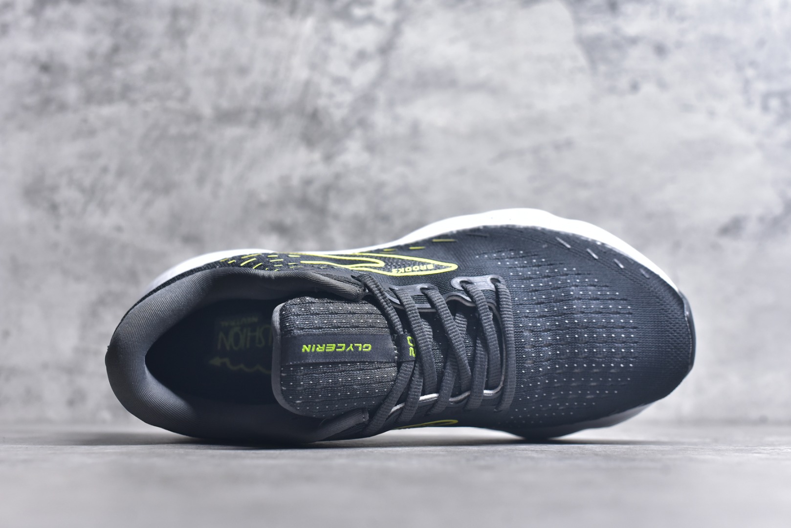 图片[4]-#Brooks布鲁克斯 Glycerin 2.0 系带防滑耐磨低帮长跑跑步鞋 Brooks 四大跑鞋之一 百年品牌 跑鞋从外形上基本就能判断这是一款速度跑鞋 简洁干练的外形结构和极强的运动流线型看着非常有速度感 上脚的第一感觉是非常轻 美码9码的鞋单只206g不到 从个人偏好来说 200g左右的竞速鞋最具安全感 鞋面采用单层网布 很薄 前掌使用了大量开放式网眼 排气直接快速 透气性上乘 鞋舌也是轻量化设计 仅为一层麂皮 和脚背完美贴合 鞋舌中央有个防偏穿孔 从实际穿着来看 通常鞋舌都是外偏 如果是防偏穿孔位于中心 防偏效果其实并不十分有效 如果采用趋外侧的偏心设计更有效 鞋帮泡棉填充量不大 但非常紧凑 贴合舒适 包裹稳固 内置硬质TPU保证必要的稳定性 跑鞋中底采用的是DNA FLASH科技材料 DNA FLASH中底科技 是Brooks第一款将氮气注入中底的创新科技 主要原理是借助“超临界流体”发泡技术 将液态氮稳定的转化为气态氮 并使其均匀地形成无数紧密贴合的密闭式气囊结构 尺码：36 36.5 37.5 38 38.5 39 40 40.5 41 42 42.5 43 44 44.5 45 46-选品中心