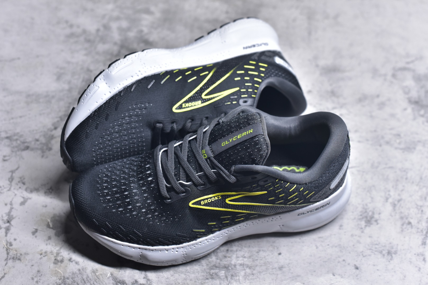 图片[7]-#Brooks布鲁克斯 Glycerin 2.0 系带防滑耐磨低帮长跑跑步鞋 Brooks 四大跑鞋之一 百年品牌 跑鞋从外形上基本就能判断这是一款速度跑鞋 简洁干练的外形结构和极强的运动流线型看着非常有速度感 上脚的第一感觉是非常轻 美码9码的鞋单只206g不到 从个人偏好来说 200g左右的竞速鞋最具安全感 鞋面采用单层网布 很薄 前掌使用了大量开放式网眼 排气直接快速 透气性上乘 鞋舌也是轻量化设计 仅为一层麂皮 和脚背完美贴合 鞋舌中央有个防偏穿孔 从实际穿着来看 通常鞋舌都是外偏 如果是防偏穿孔位于中心 防偏效果其实并不十分有效 如果采用趋外侧的偏心设计更有效 鞋帮泡棉填充量不大 但非常紧凑 贴合舒适 包裹稳固 内置硬质TPU保证必要的稳定性 跑鞋中底采用的是DNA FLASH科技材料 DNA FLASH中底科技 是Brooks第一款将氮气注入中底的创新科技 主要原理是借助“超临界流体”发泡技术 将液态氮稳定的转化为气态氮 并使其均匀地形成无数紧密贴合的密闭式气囊结构 尺码：36 36.5 37.5 38 38.5 39 40 40.5 41 42 42.5 43 44 44.5 45 46-选品中心
