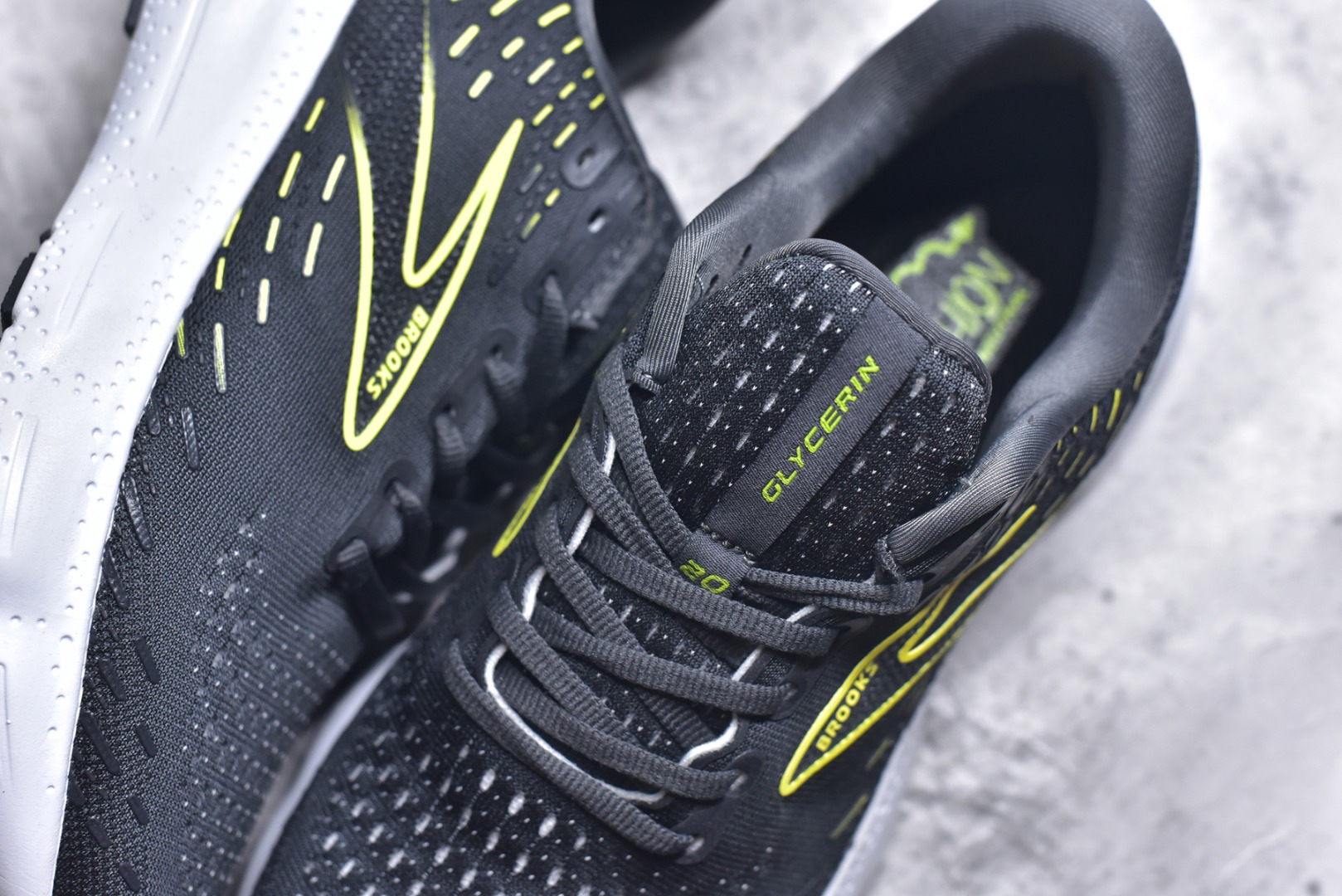 图片[9]-#Brooks布鲁克斯 Glycerin 2.0 系带防滑耐磨低帮长跑跑步鞋 Brooks 四大跑鞋之一 百年品牌 跑鞋从外形上基本就能判断这是一款速度跑鞋 简洁干练的外形结构和极强的运动流线型看着非常有速度感 上脚的第一感觉是非常轻 美码9码的鞋单只206g不到 从个人偏好来说 200g左右的竞速鞋最具安全感 鞋面采用单层网布 很薄 前掌使用了大量开放式网眼 排气直接快速 透气性上乘 鞋舌也是轻量化设计 仅为一层麂皮 和脚背完美贴合 鞋舌中央有个防偏穿孔 从实际穿着来看 通常鞋舌都是外偏 如果是防偏穿孔位于中心 防偏效果其实并不十分有效 如果采用趋外侧的偏心设计更有效 鞋帮泡棉填充量不大 但非常紧凑 贴合舒适 包裹稳固 内置硬质TPU保证必要的稳定性 跑鞋中底采用的是DNA FLASH科技材料 DNA FLASH中底科技 是Brooks第一款将氮气注入中底的创新科技 主要原理是借助“超临界流体”发泡技术 将液态氮稳定的转化为气态氮 并使其均匀地形成无数紧密贴合的密闭式气囊结构 尺码：36 36.5 37.5 38 38.5 39 40 40.5 41 42 42.5 43 44 44.5 45 46-选品中心