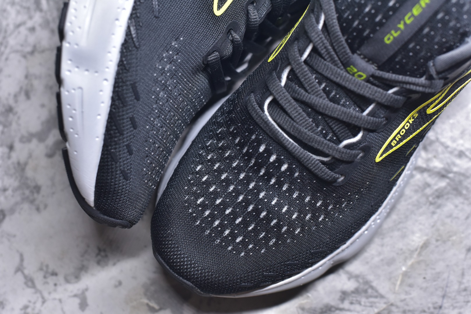 图片[8]-#Brooks布鲁克斯 Glycerin 2.0 系带防滑耐磨低帮长跑跑步鞋 Brooks 四大跑鞋之一 百年品牌 跑鞋从外形上基本就能判断这是一款速度跑鞋 简洁干练的外形结构和极强的运动流线型看着非常有速度感 上脚的第一感觉是非常轻 美码9码的鞋单只206g不到 从个人偏好来说 200g左右的竞速鞋最具安全感 鞋面采用单层网布 很薄 前掌使用了大量开放式网眼 排气直接快速 透气性上乘 鞋舌也是轻量化设计 仅为一层麂皮 和脚背完美贴合 鞋舌中央有个防偏穿孔 从实际穿着来看 通常鞋舌都是外偏 如果是防偏穿孔位于中心 防偏效果其实并不十分有效 如果采用趋外侧的偏心设计更有效 鞋帮泡棉填充量不大 但非常紧凑 贴合舒适 包裹稳固 内置硬质TPU保证必要的稳定性 跑鞋中底采用的是DNA FLASH科技材料 DNA FLASH中底科技 是Brooks第一款将氮气注入中底的创新科技 主要原理是借助“超临界流体”发泡技术 将液态氮稳定的转化为气态氮 并使其均匀地形成无数紧密贴合的密闭式气囊结构 尺码：36 36.5 37.5 38 38.5 39 40 40.5 41 42 42.5 43 44 44.5 45 46-选品中心