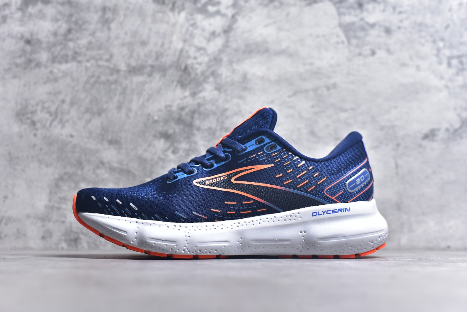 #Brooks布鲁克斯 Glycerin 2.0 系带防滑耐磨低帮长跑跑步鞋 Brooks 四大跑鞋之一 百年品牌 跑鞋从外形上基本就能判断这是一款速度跑鞋 简洁干练的外形结构和极强的运动流线型看着非常有速度感 上脚的第一感觉是非常轻 美码9码的鞋单只206g不到 从个人偏好来说 200g左右的竞速鞋最具安全感 鞋面采用单层网布 很薄 前掌使用了大量开放式网眼 排气直接快速 透气性上乘 鞋舌也是轻量化设计 仅为一层麂皮 和脚背完美贴合 鞋舌中央有个防偏穿孔 从实际穿着来看 通常鞋舌都是外偏 如果是防偏穿孔位于中心 防偏效果其实并不十分有效 如果采用趋外侧的偏心设计更有效 鞋帮泡棉填充量不大 但非常紧凑 贴合舒适 包裹稳固 内置硬质TPU保证必要的稳定性 跑鞋中底采用的是DNA FLASH科技材料 DNA FLASH中底科技 是Brooks第一款将氮气注入中底的创新科技 主要原理是借助“超临界流体”发泡技术 将液态氮稳定的转化为气态氮 并使其均匀地形成无数紧密贴合的密闭式气囊结构 尺码：36 36.5 37.5 38 38.5 39 40 40.5 41 42 42.5 43 44 44.5 45 46-选品中心