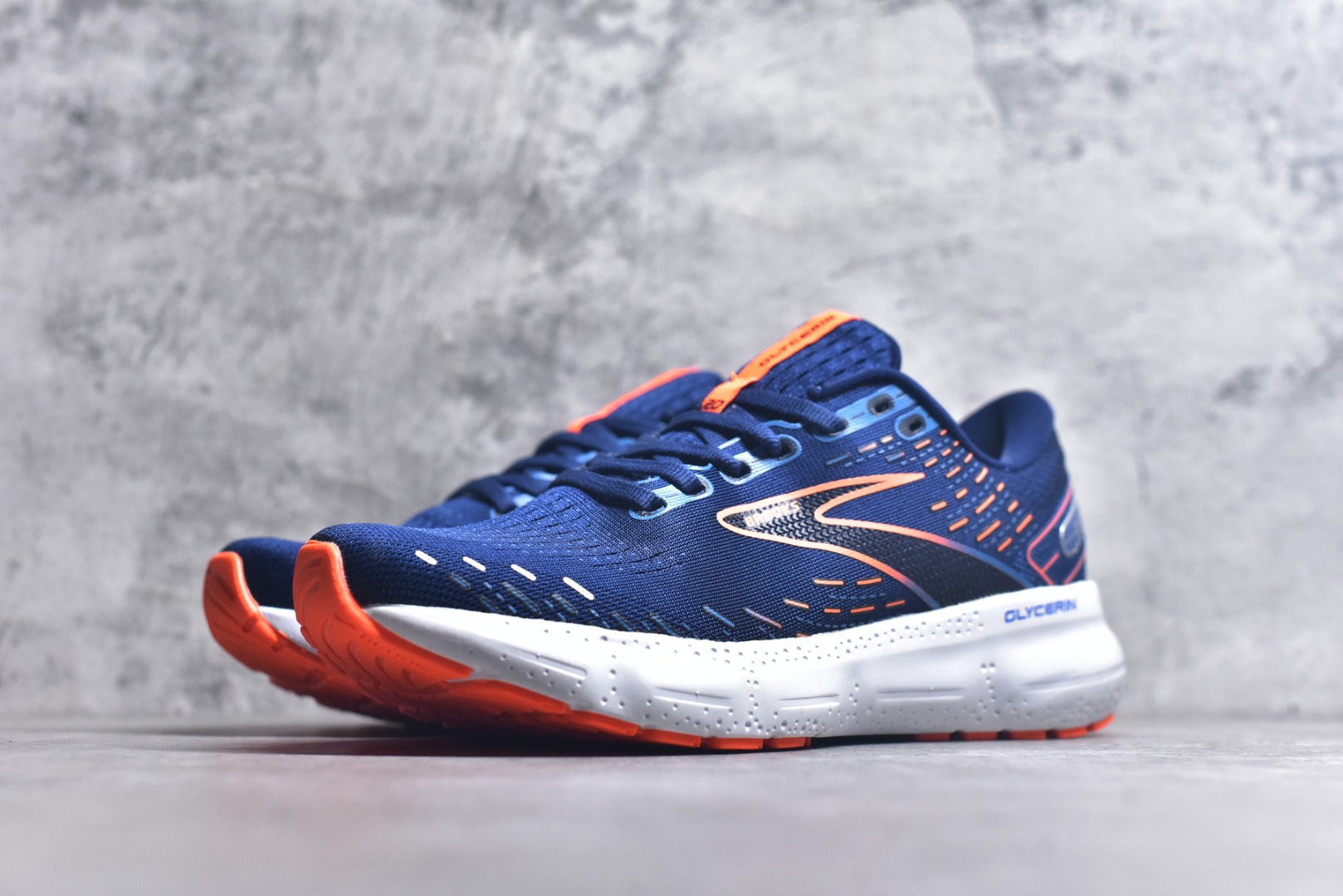 图片[2]-#Brooks布鲁克斯 Glycerin 2.0 系带防滑耐磨低帮长跑跑步鞋 Brooks 四大跑鞋之一 百年品牌 跑鞋从外形上基本就能判断这是一款速度跑鞋 简洁干练的外形结构和极强的运动流线型看着非常有速度感 上脚的第一感觉是非常轻 美码9码的鞋单只206g不到 从个人偏好来说 200g左右的竞速鞋最具安全感 鞋面采用单层网布 很薄 前掌使用了大量开放式网眼 排气直接快速 透气性上乘 鞋舌也是轻量化设计 仅为一层麂皮 和脚背完美贴合 鞋舌中央有个防偏穿孔 从实际穿着来看 通常鞋舌都是外偏 如果是防偏穿孔位于中心 防偏效果其实并不十分有效 如果采用趋外侧的偏心设计更有效 鞋帮泡棉填充量不大 但非常紧凑 贴合舒适 包裹稳固 内置硬质TPU保证必要的稳定性 跑鞋中底采用的是DNA FLASH科技材料 DNA FLASH中底科技 是Brooks第一款将氮气注入中底的创新科技 主要原理是借助“超临界流体”发泡技术 将液态氮稳定的转化为气态氮 并使其均匀地形成无数紧密贴合的密闭式气囊结构 尺码：36 36.5 37.5 38 38.5 39 40 40.5 41 42 42.5 43 44 44.5 45 46-选品中心