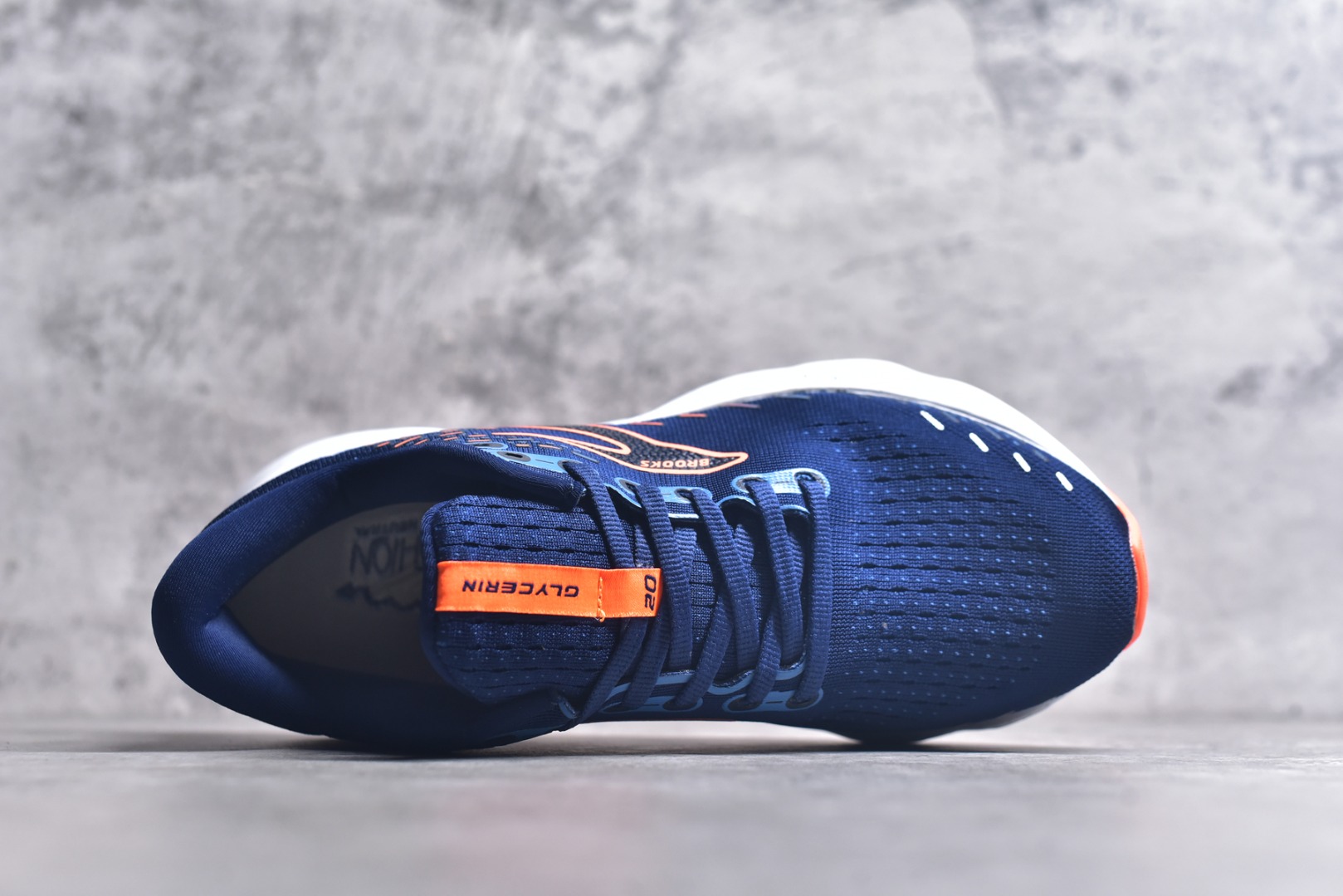 图片[4]-#Brooks布鲁克斯 Glycerin 2.0 系带防滑耐磨低帮长跑跑步鞋 Brooks 四大跑鞋之一 百年品牌 跑鞋从外形上基本就能判断这是一款速度跑鞋 简洁干练的外形结构和极强的运动流线型看着非常有速度感 上脚的第一感觉是非常轻 美码9码的鞋单只206g不到 从个人偏好来说 200g左右的竞速鞋最具安全感 鞋面采用单层网布 很薄 前掌使用了大量开放式网眼 排气直接快速 透气性上乘 鞋舌也是轻量化设计 仅为一层麂皮 和脚背完美贴合 鞋舌中央有个防偏穿孔 从实际穿着来看 通常鞋舌都是外偏 如果是防偏穿孔位于中心 防偏效果其实并不十分有效 如果采用趋外侧的偏心设计更有效 鞋帮泡棉填充量不大 但非常紧凑 贴合舒适 包裹稳固 内置硬质TPU保证必要的稳定性 跑鞋中底采用的是DNA FLASH科技材料 DNA FLASH中底科技 是Brooks第一款将氮气注入中底的创新科技 主要原理是借助“超临界流体”发泡技术 将液态氮稳定的转化为气态氮 并使其均匀地形成无数紧密贴合的密闭式气囊结构 尺码：36 36.5 37.5 38 38.5 39 40 40.5 41 42 42.5 43 44 44.5 45 46-选品中心