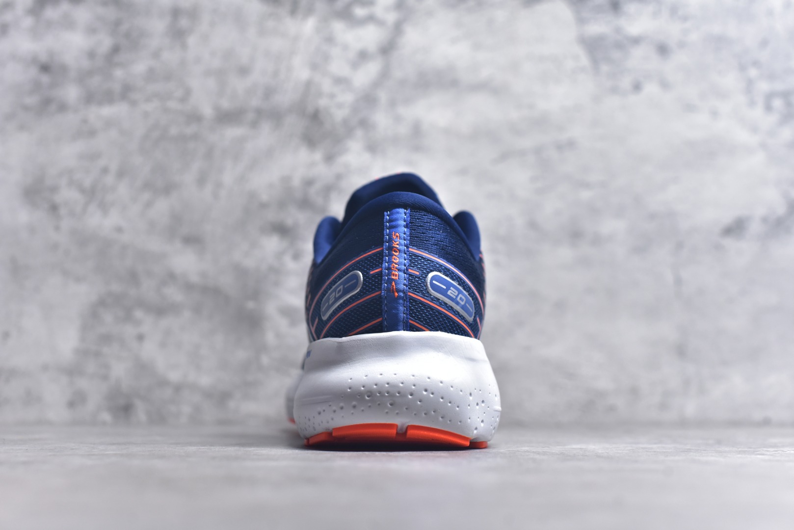 图片[5]-#Brooks布鲁克斯 Glycerin 2.0 系带防滑耐磨低帮长跑跑步鞋 Brooks 四大跑鞋之一 百年品牌 跑鞋从外形上基本就能判断这是一款速度跑鞋 简洁干练的外形结构和极强的运动流线型看着非常有速度感 上脚的第一感觉是非常轻 美码9码的鞋单只206g不到 从个人偏好来说 200g左右的竞速鞋最具安全感 鞋面采用单层网布 很薄 前掌使用了大量开放式网眼 排气直接快速 透气性上乘 鞋舌也是轻量化设计 仅为一层麂皮 和脚背完美贴合 鞋舌中央有个防偏穿孔 从实际穿着来看 通常鞋舌都是外偏 如果是防偏穿孔位于中心 防偏效果其实并不十分有效 如果采用趋外侧的偏心设计更有效 鞋帮泡棉填充量不大 但非常紧凑 贴合舒适 包裹稳固 内置硬质TPU保证必要的稳定性 跑鞋中底采用的是DNA FLASH科技材料 DNA FLASH中底科技 是Brooks第一款将氮气注入中底的创新科技 主要原理是借助“超临界流体”发泡技术 将液态氮稳定的转化为气态氮 并使其均匀地形成无数紧密贴合的密闭式气囊结构 尺码：36 36.5 37.5 38 38.5 39 40 40.5 41 42 42.5 43 44 44.5 45 46-选品中心