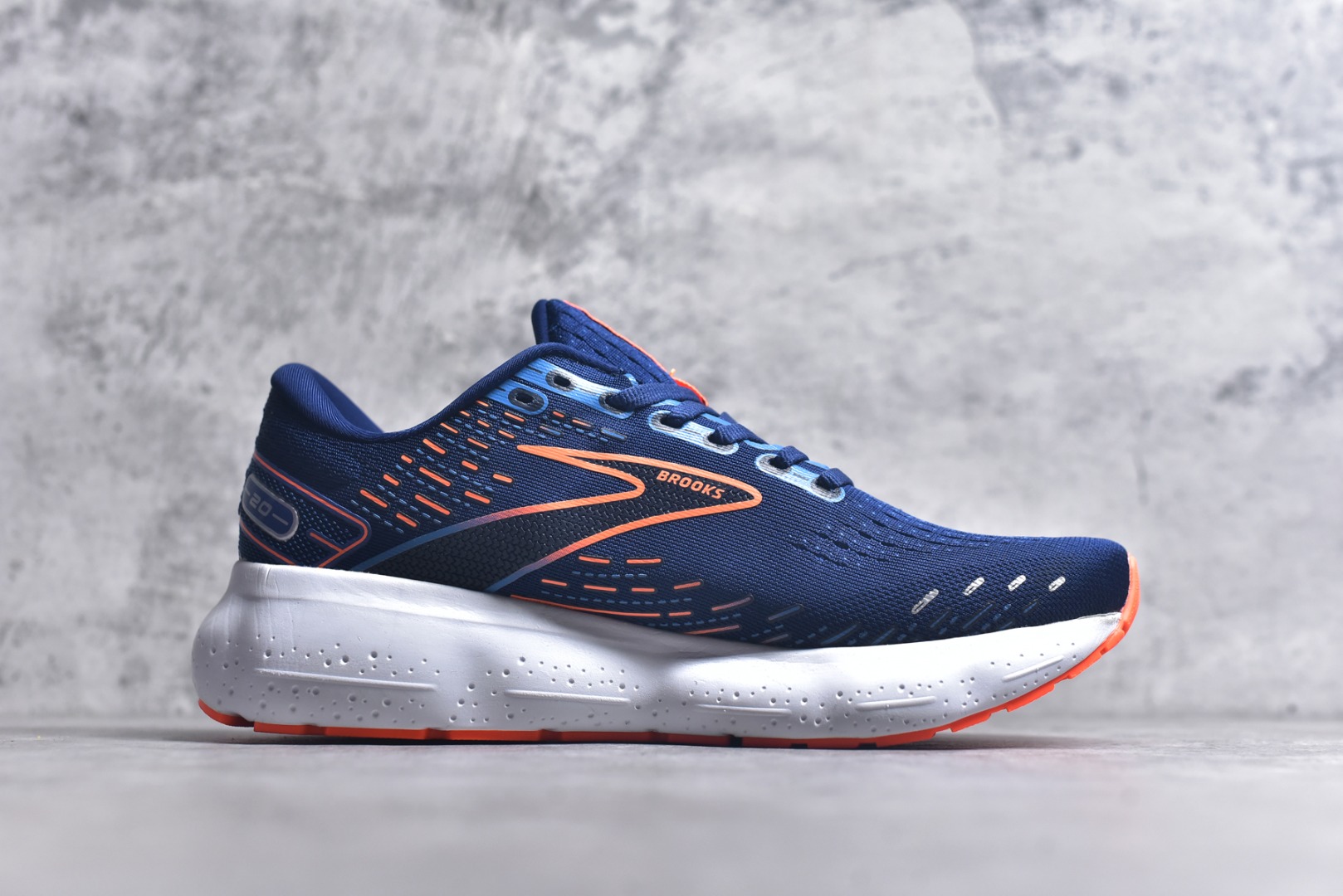 图片[3]-#Brooks布鲁克斯 Glycerin 2.0 系带防滑耐磨低帮长跑跑步鞋 Brooks 四大跑鞋之一 百年品牌 跑鞋从外形上基本就能判断这是一款速度跑鞋 简洁干练的外形结构和极强的运动流线型看着非常有速度感 上脚的第一感觉是非常轻 美码9码的鞋单只206g不到 从个人偏好来说 200g左右的竞速鞋最具安全感 鞋面采用单层网布 很薄 前掌使用了大量开放式网眼 排气直接快速 透气性上乘 鞋舌也是轻量化设计 仅为一层麂皮 和脚背完美贴合 鞋舌中央有个防偏穿孔 从实际穿着来看 通常鞋舌都是外偏 如果是防偏穿孔位于中心 防偏效果其实并不十分有效 如果采用趋外侧的偏心设计更有效 鞋帮泡棉填充量不大 但非常紧凑 贴合舒适 包裹稳固 内置硬质TPU保证必要的稳定性 跑鞋中底采用的是DNA FLASH科技材料 DNA FLASH中底科技 是Brooks第一款将氮气注入中底的创新科技 主要原理是借助“超临界流体”发泡技术 将液态氮稳定的转化为气态氮 并使其均匀地形成无数紧密贴合的密闭式气囊结构 尺码：36 36.5 37.5 38 38.5 39 40 40.5 41 42 42.5 43 44 44.5 45 46-选品中心