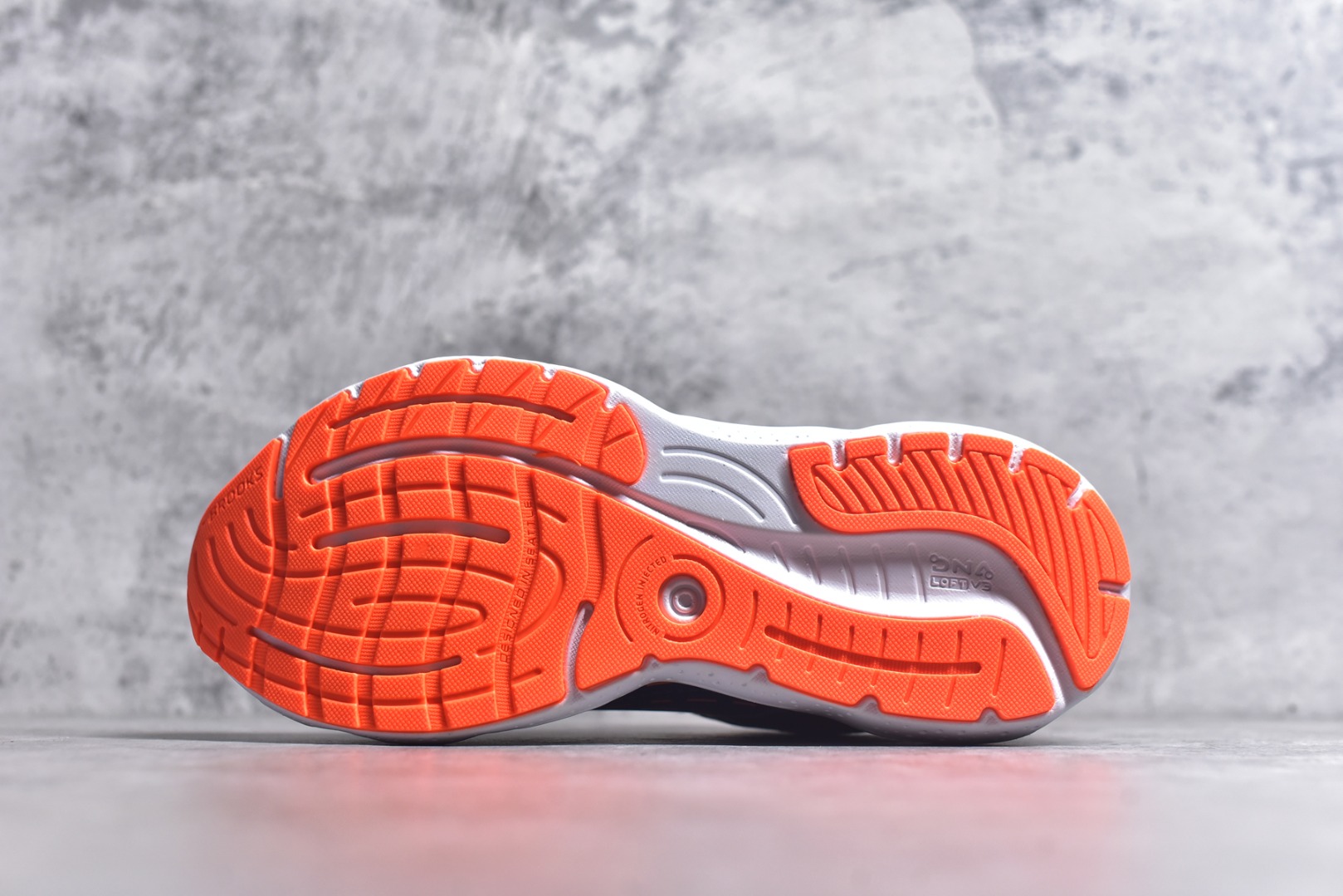 图片[6]-#Brooks布鲁克斯 Glycerin 2.0 系带防滑耐磨低帮长跑跑步鞋 Brooks 四大跑鞋之一 百年品牌 跑鞋从外形上基本就能判断这是一款速度跑鞋 简洁干练的外形结构和极强的运动流线型看着非常有速度感 上脚的第一感觉是非常轻 美码9码的鞋单只206g不到 从个人偏好来说 200g左右的竞速鞋最具安全感 鞋面采用单层网布 很薄 前掌使用了大量开放式网眼 排气直接快速 透气性上乘 鞋舌也是轻量化设计 仅为一层麂皮 和脚背完美贴合 鞋舌中央有个防偏穿孔 从实际穿着来看 通常鞋舌都是外偏 如果是防偏穿孔位于中心 防偏效果其实并不十分有效 如果采用趋外侧的偏心设计更有效 鞋帮泡棉填充量不大 但非常紧凑 贴合舒适 包裹稳固 内置硬质TPU保证必要的稳定性 跑鞋中底采用的是DNA FLASH科技材料 DNA FLASH中底科技 是Brooks第一款将氮气注入中底的创新科技 主要原理是借助“超临界流体”发泡技术 将液态氮稳定的转化为气态氮 并使其均匀地形成无数紧密贴合的密闭式气囊结构 尺码：36 36.5 37.5 38 38.5 39 40 40.5 41 42 42.5 43 44 44.5 45 46-选品中心