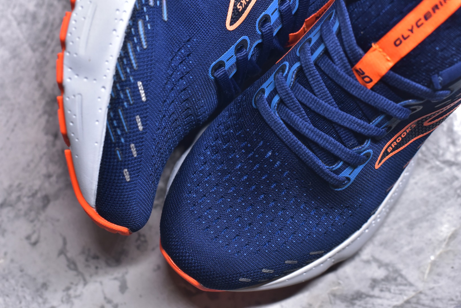 图片[8]-#Brooks布鲁克斯 Glycerin 2.0 系带防滑耐磨低帮长跑跑步鞋 Brooks 四大跑鞋之一 百年品牌 跑鞋从外形上基本就能判断这是一款速度跑鞋 简洁干练的外形结构和极强的运动流线型看着非常有速度感 上脚的第一感觉是非常轻 美码9码的鞋单只206g不到 从个人偏好来说 200g左右的竞速鞋最具安全感 鞋面采用单层网布 很薄 前掌使用了大量开放式网眼 排气直接快速 透气性上乘 鞋舌也是轻量化设计 仅为一层麂皮 和脚背完美贴合 鞋舌中央有个防偏穿孔 从实际穿着来看 通常鞋舌都是外偏 如果是防偏穿孔位于中心 防偏效果其实并不十分有效 如果采用趋外侧的偏心设计更有效 鞋帮泡棉填充量不大 但非常紧凑 贴合舒适 包裹稳固 内置硬质TPU保证必要的稳定性 跑鞋中底采用的是DNA FLASH科技材料 DNA FLASH中底科技 是Brooks第一款将氮气注入中底的创新科技 主要原理是借助“超临界流体”发泡技术 将液态氮稳定的转化为气态氮 并使其均匀地形成无数紧密贴合的密闭式气囊结构 尺码：36 36.5 37.5 38 38.5 39 40 40.5 41 42 42.5 43 44 44.5 45 46-选品中心