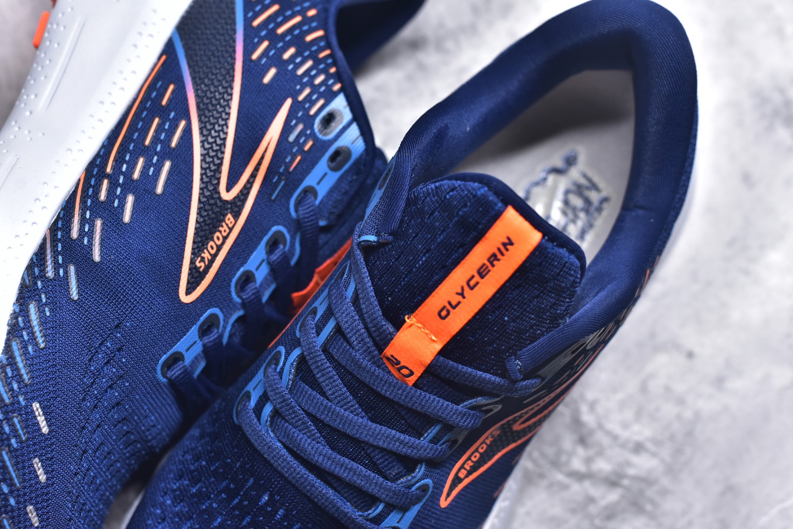 图片[9]-#Brooks布鲁克斯 Glycerin 2.0 系带防滑耐磨低帮长跑跑步鞋 Brooks 四大跑鞋之一 百年品牌 跑鞋从外形上基本就能判断这是一款速度跑鞋 简洁干练的外形结构和极强的运动流线型看着非常有速度感 上脚的第一感觉是非常轻 美码9码的鞋单只206g不到 从个人偏好来说 200g左右的竞速鞋最具安全感 鞋面采用单层网布 很薄 前掌使用了大量开放式网眼 排气直接快速 透气性上乘 鞋舌也是轻量化设计 仅为一层麂皮 和脚背完美贴合 鞋舌中央有个防偏穿孔 从实际穿着来看 通常鞋舌都是外偏 如果是防偏穿孔位于中心 防偏效果其实并不十分有效 如果采用趋外侧的偏心设计更有效 鞋帮泡棉填充量不大 但非常紧凑 贴合舒适 包裹稳固 内置硬质TPU保证必要的稳定性 跑鞋中底采用的是DNA FLASH科技材料 DNA FLASH中底科技 是Brooks第一款将氮气注入中底的创新科技 主要原理是借助“超临界流体”发泡技术 将液态氮稳定的转化为气态氮 并使其均匀地形成无数紧密贴合的密闭式气囊结构 尺码：36 36.5 37.5 38 38.5 39 40 40.5 41 42 42.5 43 44 44.5 45 46-选品中心