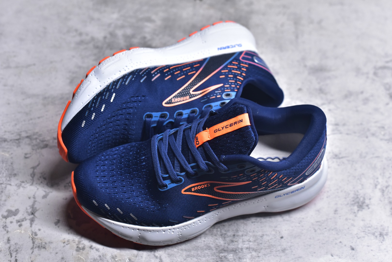 图片[7]-#Brooks布鲁克斯 Glycerin 2.0 系带防滑耐磨低帮长跑跑步鞋 Brooks 四大跑鞋之一 百年品牌 跑鞋从外形上基本就能判断这是一款速度跑鞋 简洁干练的外形结构和极强的运动流线型看着非常有速度感 上脚的第一感觉是非常轻 美码9码的鞋单只206g不到 从个人偏好来说 200g左右的竞速鞋最具安全感 鞋面采用单层网布 很薄 前掌使用了大量开放式网眼 排气直接快速 透气性上乘 鞋舌也是轻量化设计 仅为一层麂皮 和脚背完美贴合 鞋舌中央有个防偏穿孔 从实际穿着来看 通常鞋舌都是外偏 如果是防偏穿孔位于中心 防偏效果其实并不十分有效 如果采用趋外侧的偏心设计更有效 鞋帮泡棉填充量不大 但非常紧凑 贴合舒适 包裹稳固 内置硬质TPU保证必要的稳定性 跑鞋中底采用的是DNA FLASH科技材料 DNA FLASH中底科技 是Brooks第一款将氮气注入中底的创新科技 主要原理是借助“超临界流体”发泡技术 将液态氮稳定的转化为气态氮 并使其均匀地形成无数紧密贴合的密闭式气囊结构 尺码：36 36.5 37.5 38 38.5 39 40 40.5 41 42 42.5 43 44 44.5 45 46-选品中心
