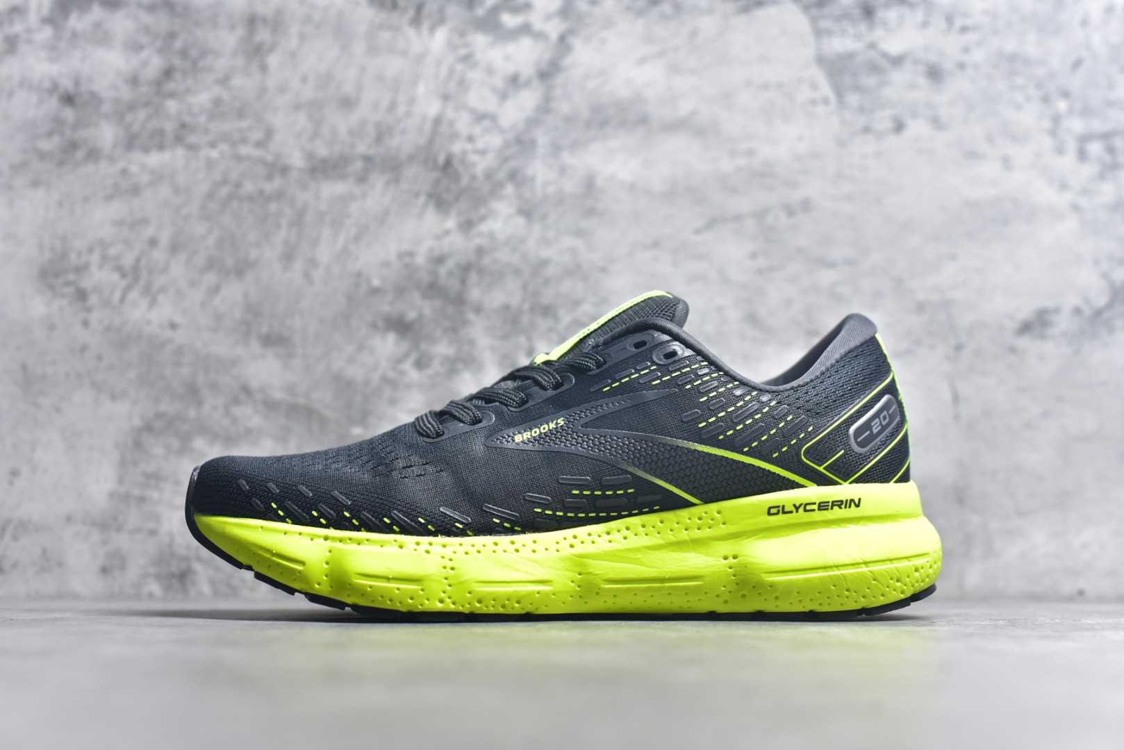 #Brooks布鲁克斯 Glycerin 2.0 系带防滑耐磨低帮长跑跑步鞋 Brooks 四大跑鞋之一 百年品牌 跑鞋从外形上基本就能判断这是一款速度跑鞋 简洁干练的外形结构和极强的运动流线型看着非常有速度感 上脚的第一感觉是非常轻 美码9码的鞋单只206g不到 从个人偏好来说 200g左右的竞速鞋最具安全感 鞋面采用单层网布 很薄 前掌使用了大量开放式网眼 排气直接快速 透气性上乘 鞋舌也是轻量化设计 仅为一层麂皮 和脚背完美贴合 鞋舌中央有个防偏穿孔 从实际穿着来看 通常鞋舌都是外偏 如果是防偏穿孔位于中心 防偏效果其实并不十分有效 如果采用趋外侧的偏心设计更有效 鞋帮泡棉填充量不大 但非常紧凑 贴合舒适 包裹稳固 内置硬质TPU保证必要的稳定性 跑鞋中底采用的是DNA FLASH科技材料 DNA FLASH中底科技 是Brooks第一款将氮气注入中底的创新科技 主要原理是借助“超临界流体”发泡技术 将液态氮稳定的转化为气态氮 并使其均匀地形成无数紧密贴合的密闭式气囊结构 尺码：36 36.5 37.5 38 38.5 39 40 40.5 41 42 42.5 43 44 44.5 45 46-选品中心