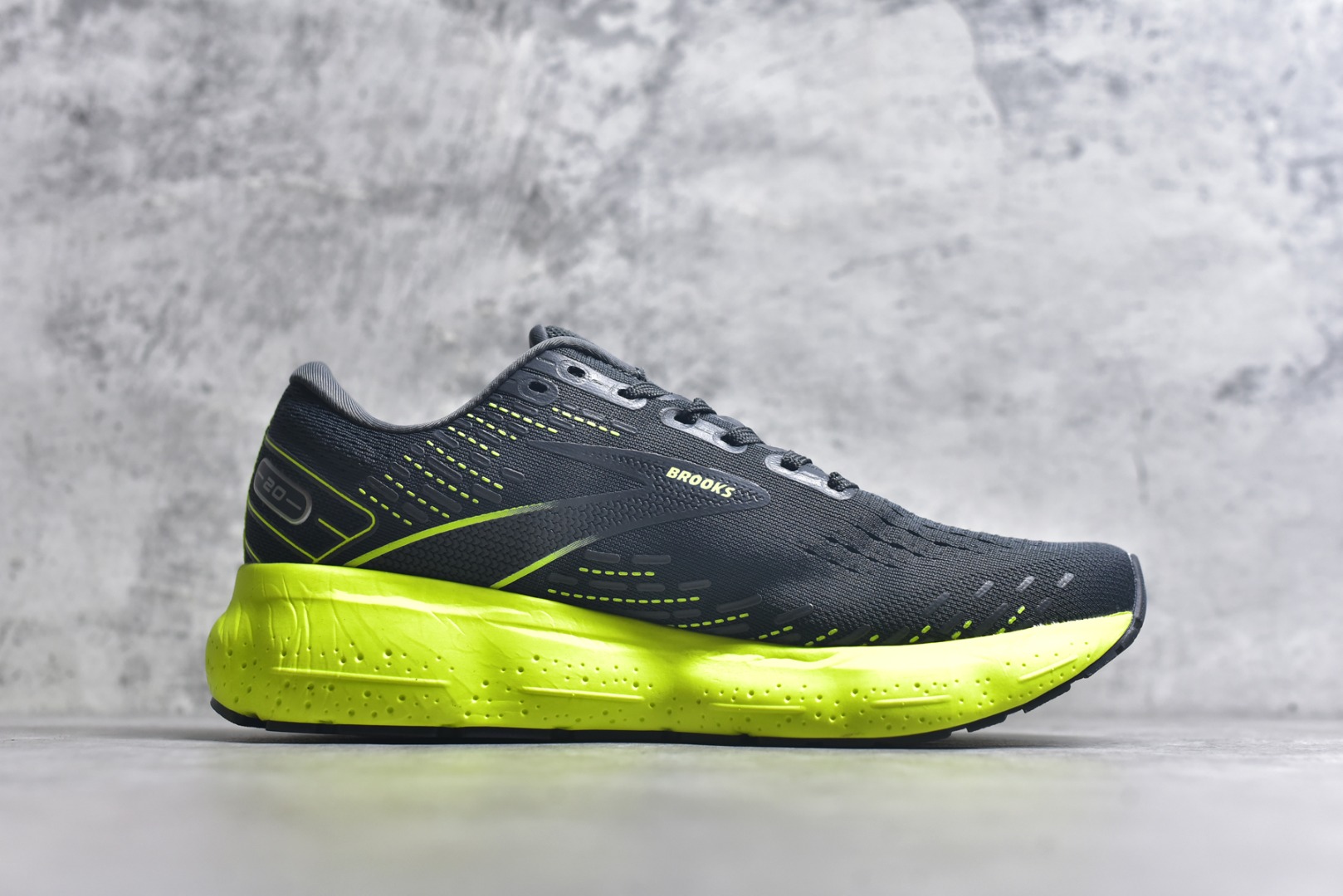 图片[3]-#Brooks布鲁克斯 Glycerin 2.0 系带防滑耐磨低帮长跑跑步鞋 Brooks 四大跑鞋之一 百年品牌 跑鞋从外形上基本就能判断这是一款速度跑鞋 简洁干练的外形结构和极强的运动流线型看着非常有速度感 上脚的第一感觉是非常轻 美码9码的鞋单只206g不到 从个人偏好来说 200g左右的竞速鞋最具安全感 鞋面采用单层网布 很薄 前掌使用了大量开放式网眼 排气直接快速 透气性上乘 鞋舌也是轻量化设计 仅为一层麂皮 和脚背完美贴合 鞋舌中央有个防偏穿孔 从实际穿着来看 通常鞋舌都是外偏 如果是防偏穿孔位于中心 防偏效果其实并不十分有效 如果采用趋外侧的偏心设计更有效 鞋帮泡棉填充量不大 但非常紧凑 贴合舒适 包裹稳固 内置硬质TPU保证必要的稳定性 跑鞋中底采用的是DNA FLASH科技材料 DNA FLASH中底科技 是Brooks第一款将氮气注入中底的创新科技 主要原理是借助“超临界流体”发泡技术 将液态氮稳定的转化为气态氮 并使其均匀地形成无数紧密贴合的密闭式气囊结构 尺码：36 36.5 37.5 38 38.5 39 40 40.5 41 42 42.5 43 44 44.5 45 46-选品中心