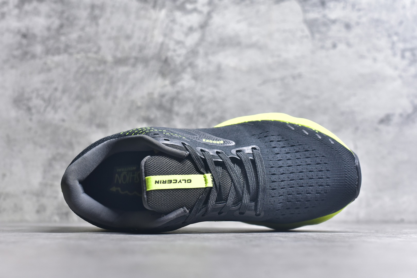 图片[4]-#Brooks布鲁克斯 Glycerin 2.0 系带防滑耐磨低帮长跑跑步鞋 Brooks 四大跑鞋之一 百年品牌 跑鞋从外形上基本就能判断这是一款速度跑鞋 简洁干练的外形结构和极强的运动流线型看着非常有速度感 上脚的第一感觉是非常轻 美码9码的鞋单只206g不到 从个人偏好来说 200g左右的竞速鞋最具安全感 鞋面采用单层网布 很薄 前掌使用了大量开放式网眼 排气直接快速 透气性上乘 鞋舌也是轻量化设计 仅为一层麂皮 和脚背完美贴合 鞋舌中央有个防偏穿孔 从实际穿着来看 通常鞋舌都是外偏 如果是防偏穿孔位于中心 防偏效果其实并不十分有效 如果采用趋外侧的偏心设计更有效 鞋帮泡棉填充量不大 但非常紧凑 贴合舒适 包裹稳固 内置硬质TPU保证必要的稳定性 跑鞋中底采用的是DNA FLASH科技材料 DNA FLASH中底科技 是Brooks第一款将氮气注入中底的创新科技 主要原理是借助“超临界流体”发泡技术 将液态氮稳定的转化为气态氮 并使其均匀地形成无数紧密贴合的密闭式气囊结构 尺码：36 36.5 37.5 38 38.5 39 40 40.5 41 42 42.5 43 44 44.5 45 46-选品中心