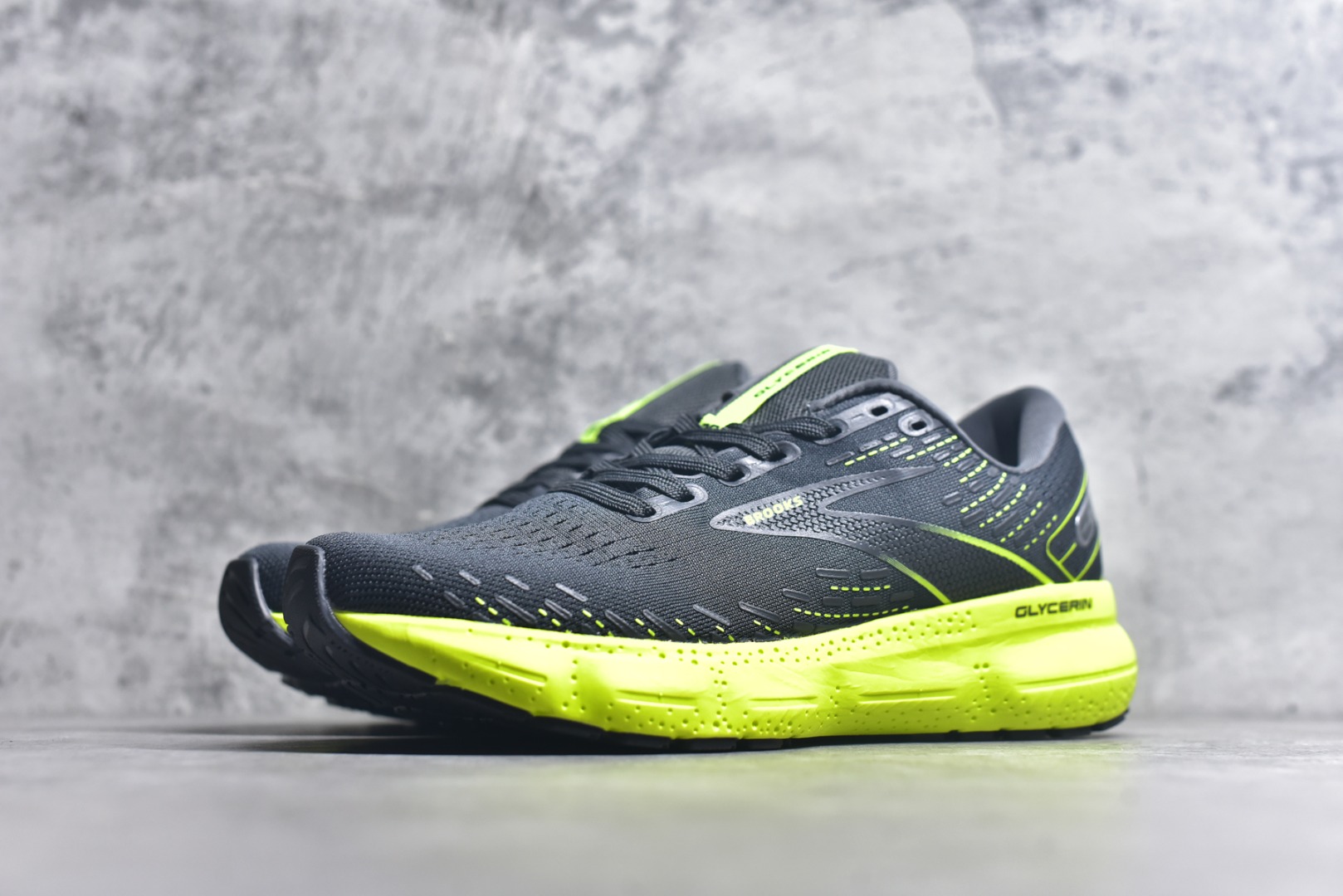 图片[2]-#Brooks布鲁克斯 Glycerin 2.0 系带防滑耐磨低帮长跑跑步鞋 Brooks 四大跑鞋之一 百年品牌 跑鞋从外形上基本就能判断这是一款速度跑鞋 简洁干练的外形结构和极强的运动流线型看着非常有速度感 上脚的第一感觉是非常轻 美码9码的鞋单只206g不到 从个人偏好来说 200g左右的竞速鞋最具安全感 鞋面采用单层网布 很薄 前掌使用了大量开放式网眼 排气直接快速 透气性上乘 鞋舌也是轻量化设计 仅为一层麂皮 和脚背完美贴合 鞋舌中央有个防偏穿孔 从实际穿着来看 通常鞋舌都是外偏 如果是防偏穿孔位于中心 防偏效果其实并不十分有效 如果采用趋外侧的偏心设计更有效 鞋帮泡棉填充量不大 但非常紧凑 贴合舒适 包裹稳固 内置硬质TPU保证必要的稳定性 跑鞋中底采用的是DNA FLASH科技材料 DNA FLASH中底科技 是Brooks第一款将氮气注入中底的创新科技 主要原理是借助“超临界流体”发泡技术 将液态氮稳定的转化为气态氮 并使其均匀地形成无数紧密贴合的密闭式气囊结构 尺码：36 36.5 37.5 38 38.5 39 40 40.5 41 42 42.5 43 44 44.5 45 46-选品中心