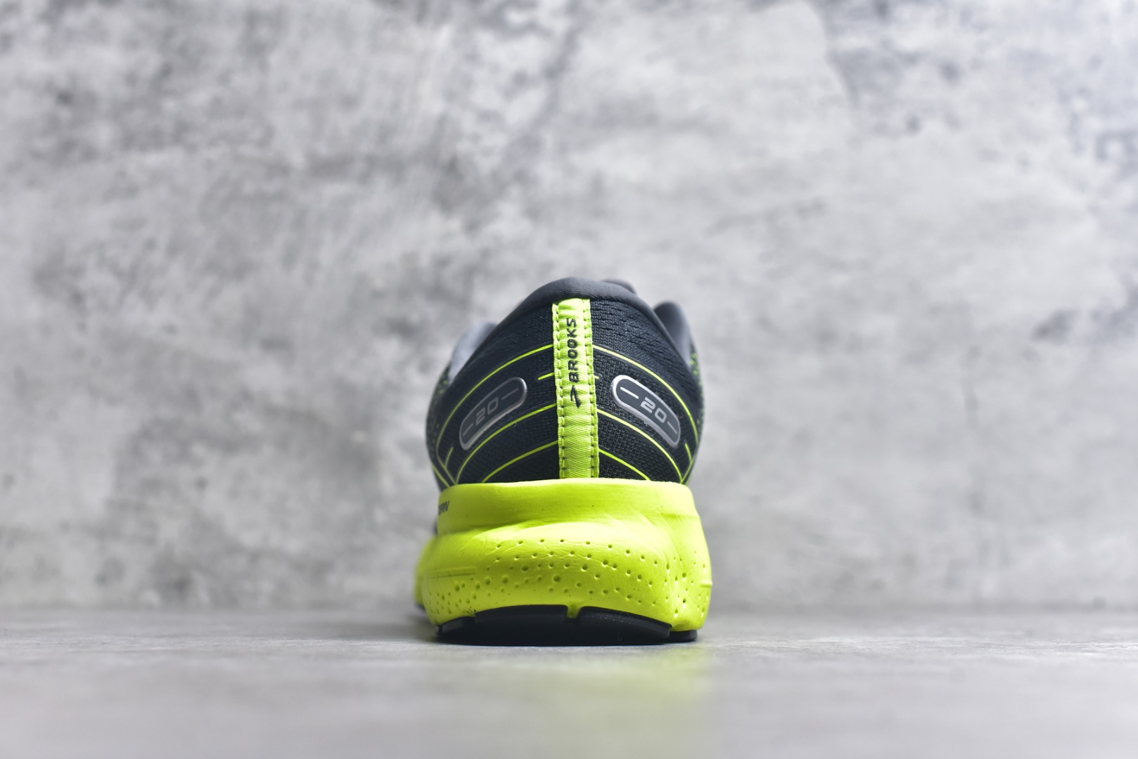 图片[5]-#Brooks布鲁克斯 Glycerin 2.0 系带防滑耐磨低帮长跑跑步鞋 Brooks 四大跑鞋之一 百年品牌 跑鞋从外形上基本就能判断这是一款速度跑鞋 简洁干练的外形结构和极强的运动流线型看着非常有速度感 上脚的第一感觉是非常轻 美码9码的鞋单只206g不到 从个人偏好来说 200g左右的竞速鞋最具安全感 鞋面采用单层网布 很薄 前掌使用了大量开放式网眼 排气直接快速 透气性上乘 鞋舌也是轻量化设计 仅为一层麂皮 和脚背完美贴合 鞋舌中央有个防偏穿孔 从实际穿着来看 通常鞋舌都是外偏 如果是防偏穿孔位于中心 防偏效果其实并不十分有效 如果采用趋外侧的偏心设计更有效 鞋帮泡棉填充量不大 但非常紧凑 贴合舒适 包裹稳固 内置硬质TPU保证必要的稳定性 跑鞋中底采用的是DNA FLASH科技材料 DNA FLASH中底科技 是Brooks第一款将氮气注入中底的创新科技 主要原理是借助“超临界流体”发泡技术 将液态氮稳定的转化为气态氮 并使其均匀地形成无数紧密贴合的密闭式气囊结构 尺码：36 36.5 37.5 38 38.5 39 40 40.5 41 42 42.5 43 44 44.5 45 46-选品中心