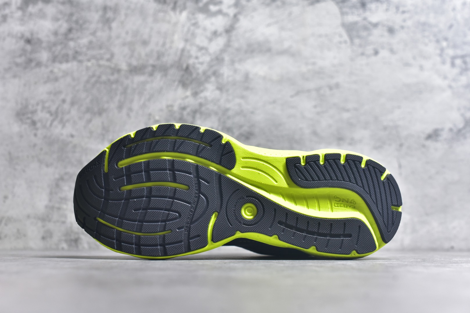 图片[6]-#Brooks布鲁克斯 Glycerin 2.0 系带防滑耐磨低帮长跑跑步鞋 Brooks 四大跑鞋之一 百年品牌 跑鞋从外形上基本就能判断这是一款速度跑鞋 简洁干练的外形结构和极强的运动流线型看着非常有速度感 上脚的第一感觉是非常轻 美码9码的鞋单只206g不到 从个人偏好来说 200g左右的竞速鞋最具安全感 鞋面采用单层网布 很薄 前掌使用了大量开放式网眼 排气直接快速 透气性上乘 鞋舌也是轻量化设计 仅为一层麂皮 和脚背完美贴合 鞋舌中央有个防偏穿孔 从实际穿着来看 通常鞋舌都是外偏 如果是防偏穿孔位于中心 防偏效果其实并不十分有效 如果采用趋外侧的偏心设计更有效 鞋帮泡棉填充量不大 但非常紧凑 贴合舒适 包裹稳固 内置硬质TPU保证必要的稳定性 跑鞋中底采用的是DNA FLASH科技材料 DNA FLASH中底科技 是Brooks第一款将氮气注入中底的创新科技 主要原理是借助“超临界流体”发泡技术 将液态氮稳定的转化为气态氮 并使其均匀地形成无数紧密贴合的密闭式气囊结构 尺码：36 36.5 37.5 38 38.5 39 40 40.5 41 42 42.5 43 44 44.5 45 46-选品中心
