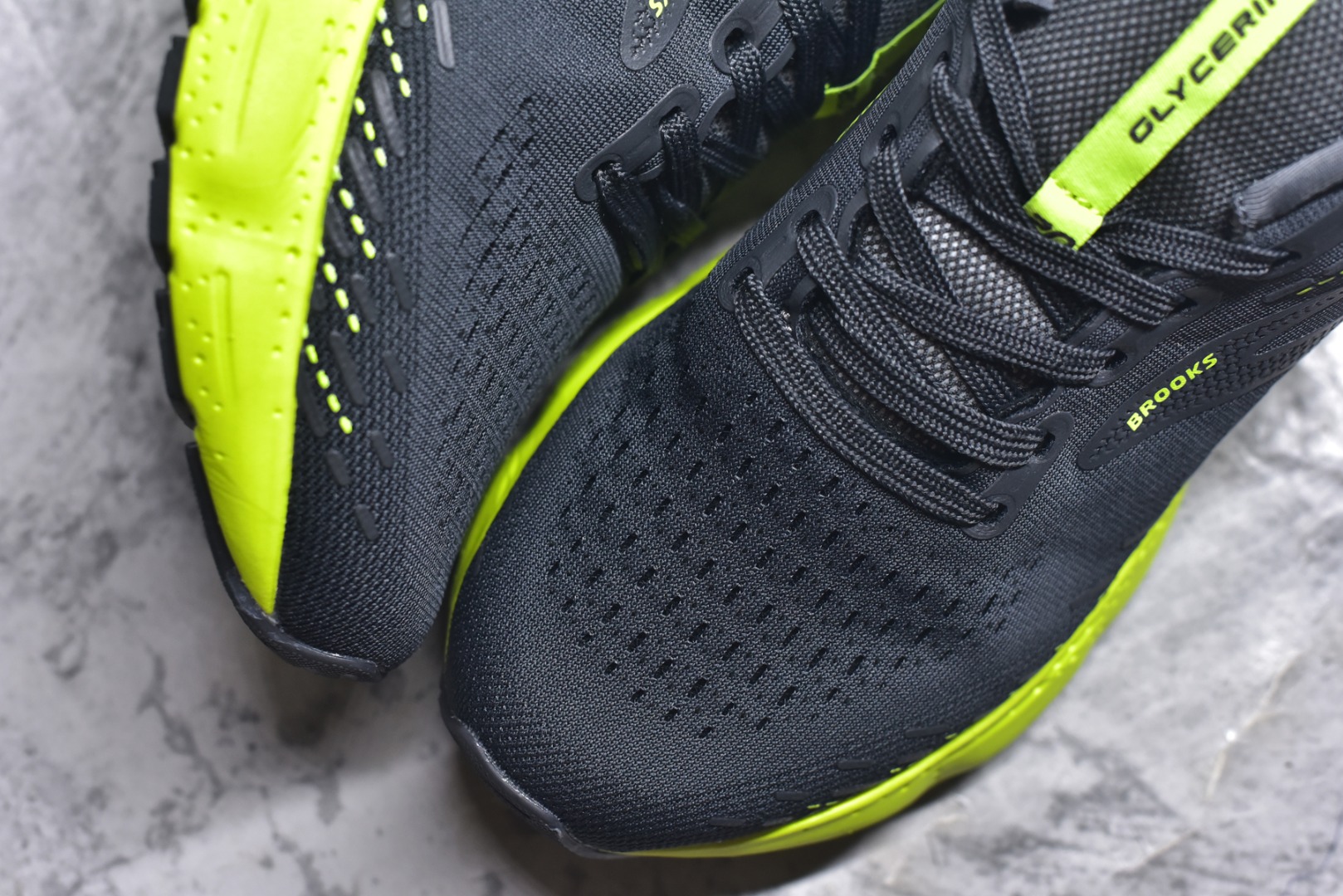 图片[8]-#Brooks布鲁克斯 Glycerin 2.0 系带防滑耐磨低帮长跑跑步鞋 Brooks 四大跑鞋之一 百年品牌 跑鞋从外形上基本就能判断这是一款速度跑鞋 简洁干练的外形结构和极强的运动流线型看着非常有速度感 上脚的第一感觉是非常轻 美码9码的鞋单只206g不到 从个人偏好来说 200g左右的竞速鞋最具安全感 鞋面采用单层网布 很薄 前掌使用了大量开放式网眼 排气直接快速 透气性上乘 鞋舌也是轻量化设计 仅为一层麂皮 和脚背完美贴合 鞋舌中央有个防偏穿孔 从实际穿着来看 通常鞋舌都是外偏 如果是防偏穿孔位于中心 防偏效果其实并不十分有效 如果采用趋外侧的偏心设计更有效 鞋帮泡棉填充量不大 但非常紧凑 贴合舒适 包裹稳固 内置硬质TPU保证必要的稳定性 跑鞋中底采用的是DNA FLASH科技材料 DNA FLASH中底科技 是Brooks第一款将氮气注入中底的创新科技 主要原理是借助“超临界流体”发泡技术 将液态氮稳定的转化为气态氮 并使其均匀地形成无数紧密贴合的密闭式气囊结构 尺码：36 36.5 37.5 38 38.5 39 40 40.5 41 42 42.5 43 44 44.5 45 46-选品中心