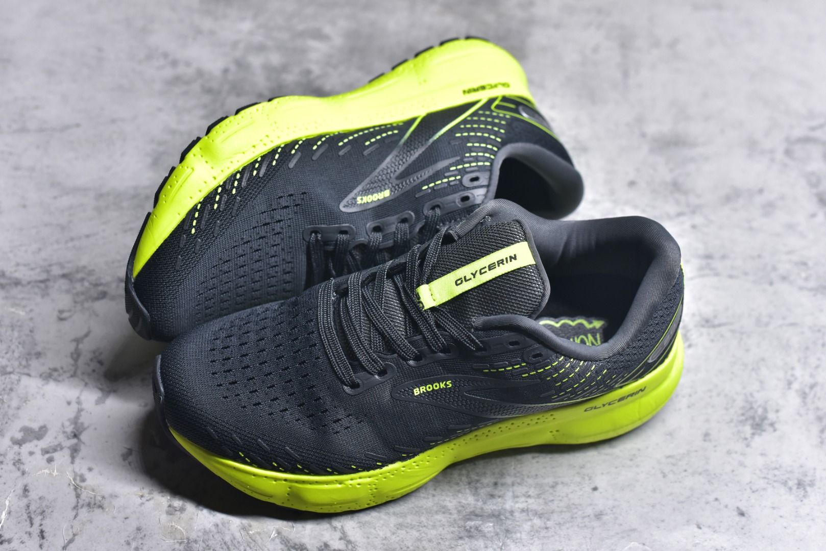 图片[7]-#Brooks布鲁克斯 Glycerin 2.0 系带防滑耐磨低帮长跑跑步鞋 Brooks 四大跑鞋之一 百年品牌 跑鞋从外形上基本就能判断这是一款速度跑鞋 简洁干练的外形结构和极强的运动流线型看着非常有速度感 上脚的第一感觉是非常轻 美码9码的鞋单只206g不到 从个人偏好来说 200g左右的竞速鞋最具安全感 鞋面采用单层网布 很薄 前掌使用了大量开放式网眼 排气直接快速 透气性上乘 鞋舌也是轻量化设计 仅为一层麂皮 和脚背完美贴合 鞋舌中央有个防偏穿孔 从实际穿着来看 通常鞋舌都是外偏 如果是防偏穿孔位于中心 防偏效果其实并不十分有效 如果采用趋外侧的偏心设计更有效 鞋帮泡棉填充量不大 但非常紧凑 贴合舒适 包裹稳固 内置硬质TPU保证必要的稳定性 跑鞋中底采用的是DNA FLASH科技材料 DNA FLASH中底科技 是Brooks第一款将氮气注入中底的创新科技 主要原理是借助“超临界流体”发泡技术 将液态氮稳定的转化为气态氮 并使其均匀地形成无数紧密贴合的密闭式气囊结构 尺码：36 36.5 37.5 38 38.5 39 40 40.5 41 42 42.5 43 44 44.5 45 46-选品中心