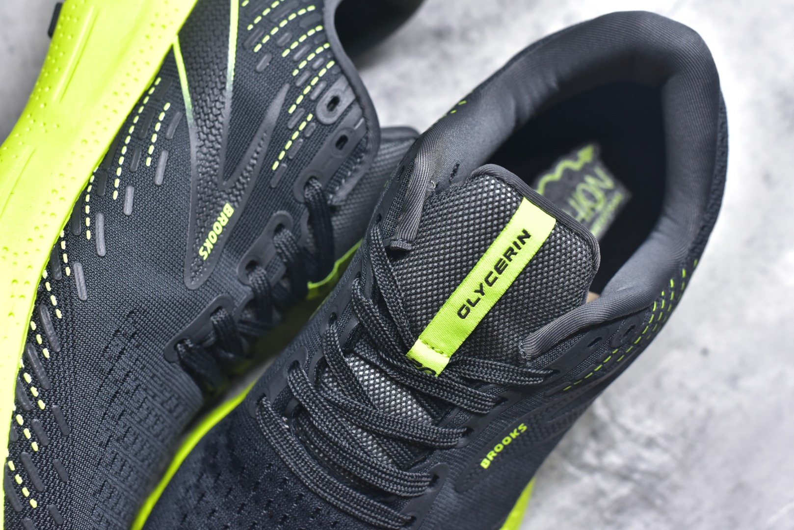 图片[9]-#Brooks布鲁克斯 Glycerin 2.0 系带防滑耐磨低帮长跑跑步鞋 Brooks 四大跑鞋之一 百年品牌 跑鞋从外形上基本就能判断这是一款速度跑鞋 简洁干练的外形结构和极强的运动流线型看着非常有速度感 上脚的第一感觉是非常轻 美码9码的鞋单只206g不到 从个人偏好来说 200g左右的竞速鞋最具安全感 鞋面采用单层网布 很薄 前掌使用了大量开放式网眼 排气直接快速 透气性上乘 鞋舌也是轻量化设计 仅为一层麂皮 和脚背完美贴合 鞋舌中央有个防偏穿孔 从实际穿着来看 通常鞋舌都是外偏 如果是防偏穿孔位于中心 防偏效果其实并不十分有效 如果采用趋外侧的偏心设计更有效 鞋帮泡棉填充量不大 但非常紧凑 贴合舒适 包裹稳固 内置硬质TPU保证必要的稳定性 跑鞋中底采用的是DNA FLASH科技材料 DNA FLASH中底科技 是Brooks第一款将氮气注入中底的创新科技 主要原理是借助“超临界流体”发泡技术 将液态氮稳定的转化为气态氮 并使其均匀地形成无数紧密贴合的密闭式气囊结构 尺码：36 36.5 37.5 38 38.5 39 40 40.5 41 42 42.5 43 44 44.5 45 46-选品中心