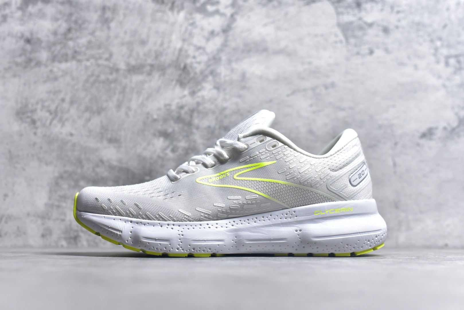 #Brooks布鲁克斯 Glycerin 2.0 系带防滑耐磨低帮长跑跑步鞋 Brooks 四大跑鞋之一 百年品牌 跑鞋从外形上基本就能判断这是一款速度跑鞋 简洁干练的外形结构和极强的运动流线型看着非常有速度感 上脚的第一感觉是非常轻 美码9码的鞋单只206g不到 从个人偏好来说 200g左右的竞速鞋最具安全感 鞋面采用单层网布 很薄 前掌使用了大量开放式网眼 排气直接快速 透气性上乘 鞋舌也是轻量化设计 仅为一层麂皮 和脚背完美贴合 鞋舌中央有个防偏穿孔 从实际穿着来看 通常鞋舌都是外偏 如果是防偏穿孔位于中心 防偏效果其实并不十分有效 如果采用趋外侧的偏心设计更有效 鞋帮泡棉填充量不大 但非常紧凑 贴合舒适 包裹稳固 内置硬质TPU保证必要的稳定性 跑鞋中底采用的是DNA FLASH科技材料 DNA FLASH中底科技 是Brooks第一款将氮气注入中底的创新科技 主要原理是借助“超临界流体”发泡技术 将液态氮稳定的转化为气态氮 并使其均匀地形成无数紧密贴合的密闭式气囊结构 尺码：36 36.5 37.5 38 38.5 39 40 40.5 41 42 42.5 43 44 44.5 45 46-选品中心