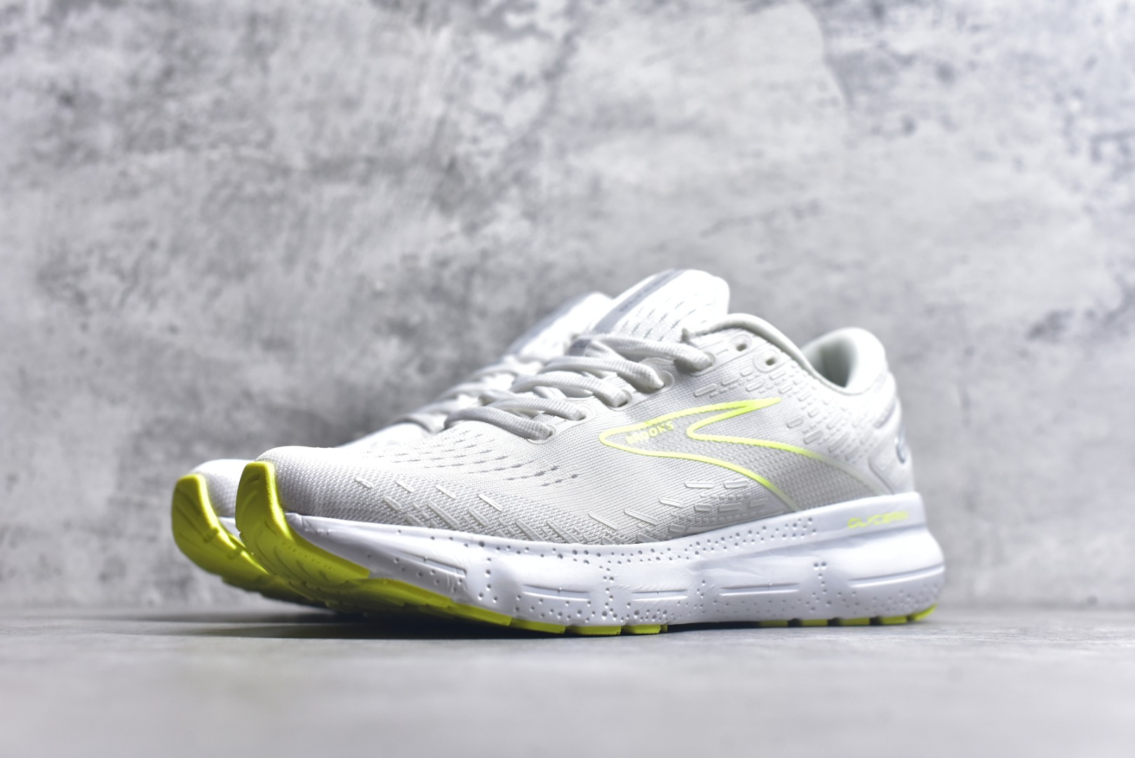 图片[2]-#Brooks布鲁克斯 Glycerin 2.0 系带防滑耐磨低帮长跑跑步鞋 Brooks 四大跑鞋之一 百年品牌 跑鞋从外形上基本就能判断这是一款速度跑鞋 简洁干练的外形结构和极强的运动流线型看着非常有速度感 上脚的第一感觉是非常轻 美码9码的鞋单只206g不到 从个人偏好来说 200g左右的竞速鞋最具安全感 鞋面采用单层网布 很薄 前掌使用了大量开放式网眼 排气直接快速 透气性上乘 鞋舌也是轻量化设计 仅为一层麂皮 和脚背完美贴合 鞋舌中央有个防偏穿孔 从实际穿着来看 通常鞋舌都是外偏 如果是防偏穿孔位于中心 防偏效果其实并不十分有效 如果采用趋外侧的偏心设计更有效 鞋帮泡棉填充量不大 但非常紧凑 贴合舒适 包裹稳固 内置硬质TPU保证必要的稳定性 跑鞋中底采用的是DNA FLASH科技材料 DNA FLASH中底科技 是Brooks第一款将氮气注入中底的创新科技 主要原理是借助“超临界流体”发泡技术 将液态氮稳定的转化为气态氮 并使其均匀地形成无数紧密贴合的密闭式气囊结构 尺码：36 36.5 37.5 38 38.5 39 40 40.5 41 42 42.5 43 44 44.5 45 46-选品中心