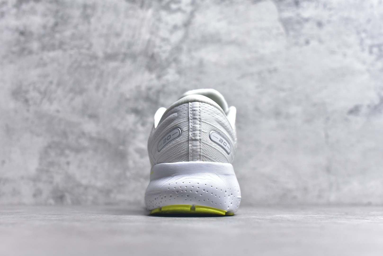图片[5]-#Brooks布鲁克斯 Glycerin 2.0 系带防滑耐磨低帮长跑跑步鞋 Brooks 四大跑鞋之一 百年品牌 跑鞋从外形上基本就能判断这是一款速度跑鞋 简洁干练的外形结构和极强的运动流线型看着非常有速度感 上脚的第一感觉是非常轻 美码9码的鞋单只206g不到 从个人偏好来说 200g左右的竞速鞋最具安全感 鞋面采用单层网布 很薄 前掌使用了大量开放式网眼 排气直接快速 透气性上乘 鞋舌也是轻量化设计 仅为一层麂皮 和脚背完美贴合 鞋舌中央有个防偏穿孔 从实际穿着来看 通常鞋舌都是外偏 如果是防偏穿孔位于中心 防偏效果其实并不十分有效 如果采用趋外侧的偏心设计更有效 鞋帮泡棉填充量不大 但非常紧凑 贴合舒适 包裹稳固 内置硬质TPU保证必要的稳定性 跑鞋中底采用的是DNA FLASH科技材料 DNA FLASH中底科技 是Brooks第一款将氮气注入中底的创新科技 主要原理是借助“超临界流体”发泡技术 将液态氮稳定的转化为气态氮 并使其均匀地形成无数紧密贴合的密闭式气囊结构 尺码：36 36.5 37.5 38 38.5 39 40 40.5 41 42 42.5 43 44 44.5 45 46-选品中心