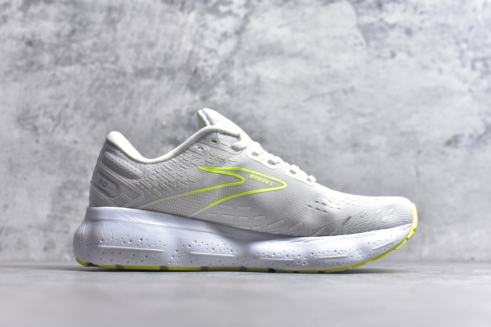 图片[3]-#Brooks布鲁克斯 Glycerin 2.0 系带防滑耐磨低帮长跑跑步鞋 Brooks 四大跑鞋之一 百年品牌 跑鞋从外形上基本就能判断这是一款速度跑鞋 简洁干练的外形结构和极强的运动流线型看着非常有速度感 上脚的第一感觉是非常轻 美码9码的鞋单只206g不到 从个人偏好来说 200g左右的竞速鞋最具安全感 鞋面采用单层网布 很薄 前掌使用了大量开放式网眼 排气直接快速 透气性上乘 鞋舌也是轻量化设计 仅为一层麂皮 和脚背完美贴合 鞋舌中央有个防偏穿孔 从实际穿着来看 通常鞋舌都是外偏 如果是防偏穿孔位于中心 防偏效果其实并不十分有效 如果采用趋外侧的偏心设计更有效 鞋帮泡棉填充量不大 但非常紧凑 贴合舒适 包裹稳固 内置硬质TPU保证必要的稳定性 跑鞋中底采用的是DNA FLASH科技材料 DNA FLASH中底科技 是Brooks第一款将氮气注入中底的创新科技 主要原理是借助“超临界流体”发泡技术 将液态氮稳定的转化为气态氮 并使其均匀地形成无数紧密贴合的密闭式气囊结构 尺码：36 36.5 37.5 38 38.5 39 40 40.5 41 42 42.5 43 44 44.5 45 46-选品中心