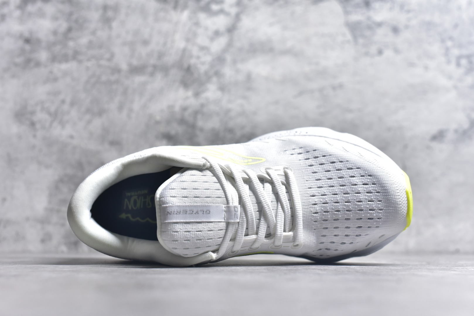图片[4]-#Brooks布鲁克斯 Glycerin 2.0 系带防滑耐磨低帮长跑跑步鞋 Brooks 四大跑鞋之一 百年品牌 跑鞋从外形上基本就能判断这是一款速度跑鞋 简洁干练的外形结构和极强的运动流线型看着非常有速度感 上脚的第一感觉是非常轻 美码9码的鞋单只206g不到 从个人偏好来说 200g左右的竞速鞋最具安全感 鞋面采用单层网布 很薄 前掌使用了大量开放式网眼 排气直接快速 透气性上乘 鞋舌也是轻量化设计 仅为一层麂皮 和脚背完美贴合 鞋舌中央有个防偏穿孔 从实际穿着来看 通常鞋舌都是外偏 如果是防偏穿孔位于中心 防偏效果其实并不十分有效 如果采用趋外侧的偏心设计更有效 鞋帮泡棉填充量不大 但非常紧凑 贴合舒适 包裹稳固 内置硬质TPU保证必要的稳定性 跑鞋中底采用的是DNA FLASH科技材料 DNA FLASH中底科技 是Brooks第一款将氮气注入中底的创新科技 主要原理是借助“超临界流体”发泡技术 将液态氮稳定的转化为气态氮 并使其均匀地形成无数紧密贴合的密闭式气囊结构 尺码：36 36.5 37.5 38 38.5 39 40 40.5 41 42 42.5 43 44 44.5 45 46-选品中心