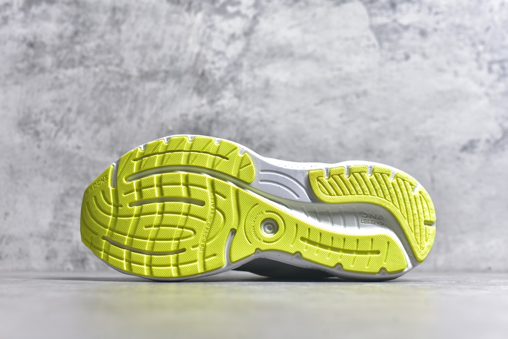 图片[6]-#Brooks布鲁克斯 Glycerin 2.0 系带防滑耐磨低帮长跑跑步鞋 Brooks 四大跑鞋之一 百年品牌 跑鞋从外形上基本就能判断这是一款速度跑鞋 简洁干练的外形结构和极强的运动流线型看着非常有速度感 上脚的第一感觉是非常轻 美码9码的鞋单只206g不到 从个人偏好来说 200g左右的竞速鞋最具安全感 鞋面采用单层网布 很薄 前掌使用了大量开放式网眼 排气直接快速 透气性上乘 鞋舌也是轻量化设计 仅为一层麂皮 和脚背完美贴合 鞋舌中央有个防偏穿孔 从实际穿着来看 通常鞋舌都是外偏 如果是防偏穿孔位于中心 防偏效果其实并不十分有效 如果采用趋外侧的偏心设计更有效 鞋帮泡棉填充量不大 但非常紧凑 贴合舒适 包裹稳固 内置硬质TPU保证必要的稳定性 跑鞋中底采用的是DNA FLASH科技材料 DNA FLASH中底科技 是Brooks第一款将氮气注入中底的创新科技 主要原理是借助“超临界流体”发泡技术 将液态氮稳定的转化为气态氮 并使其均匀地形成无数紧密贴合的密闭式气囊结构 尺码：36 36.5 37.5 38 38.5 39 40 40.5 41 42 42.5 43 44 44.5 45 46-选品中心