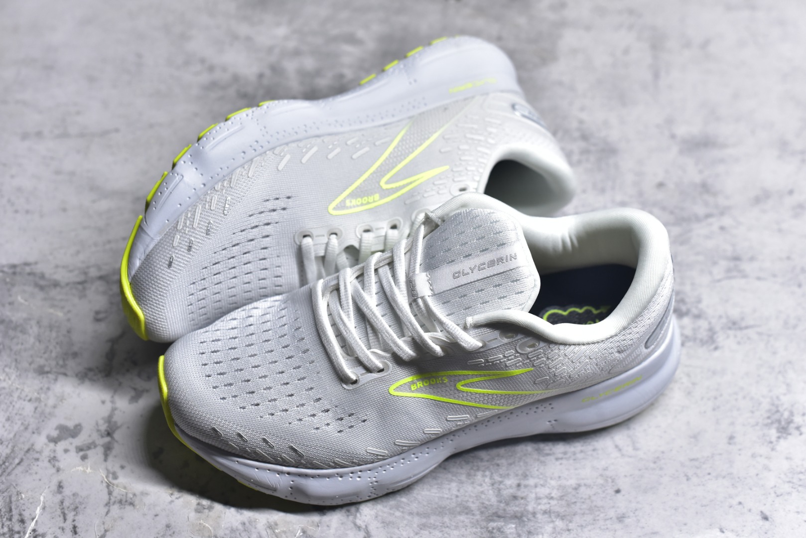 图片[7]-#Brooks布鲁克斯 Glycerin 2.0 系带防滑耐磨低帮长跑跑步鞋 Brooks 四大跑鞋之一 百年品牌 跑鞋从外形上基本就能判断这是一款速度跑鞋 简洁干练的外形结构和极强的运动流线型看着非常有速度感 上脚的第一感觉是非常轻 美码9码的鞋单只206g不到 从个人偏好来说 200g左右的竞速鞋最具安全感 鞋面采用单层网布 很薄 前掌使用了大量开放式网眼 排气直接快速 透气性上乘 鞋舌也是轻量化设计 仅为一层麂皮 和脚背完美贴合 鞋舌中央有个防偏穿孔 从实际穿着来看 通常鞋舌都是外偏 如果是防偏穿孔位于中心 防偏效果其实并不十分有效 如果采用趋外侧的偏心设计更有效 鞋帮泡棉填充量不大 但非常紧凑 贴合舒适 包裹稳固 内置硬质TPU保证必要的稳定性 跑鞋中底采用的是DNA FLASH科技材料 DNA FLASH中底科技 是Brooks第一款将氮气注入中底的创新科技 主要原理是借助“超临界流体”发泡技术 将液态氮稳定的转化为气态氮 并使其均匀地形成无数紧密贴合的密闭式气囊结构 尺码：36 36.5 37.5 38 38.5 39 40 40.5 41 42 42.5 43 44 44.5 45 46-选品中心