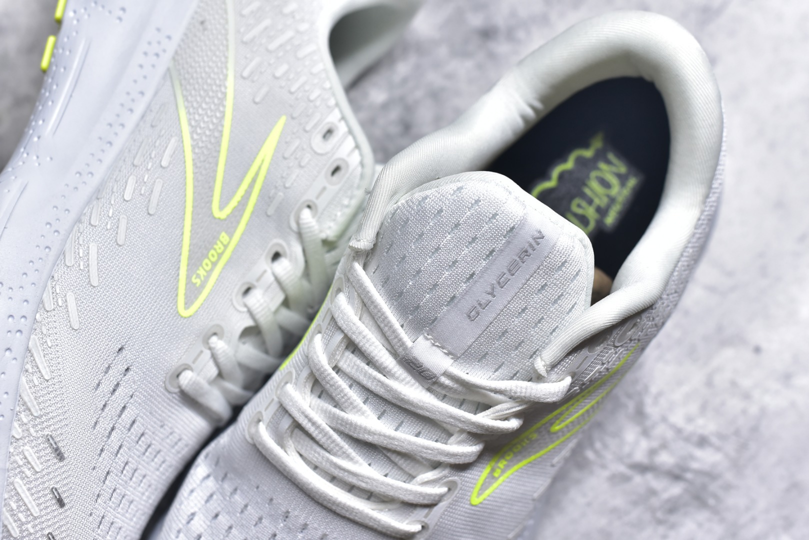 图片[9]-#Brooks布鲁克斯 Glycerin 2.0 系带防滑耐磨低帮长跑跑步鞋 Brooks 四大跑鞋之一 百年品牌 跑鞋从外形上基本就能判断这是一款速度跑鞋 简洁干练的外形结构和极强的运动流线型看着非常有速度感 上脚的第一感觉是非常轻 美码9码的鞋单只206g不到 从个人偏好来说 200g左右的竞速鞋最具安全感 鞋面采用单层网布 很薄 前掌使用了大量开放式网眼 排气直接快速 透气性上乘 鞋舌也是轻量化设计 仅为一层麂皮 和脚背完美贴合 鞋舌中央有个防偏穿孔 从实际穿着来看 通常鞋舌都是外偏 如果是防偏穿孔位于中心 防偏效果其实并不十分有效 如果采用趋外侧的偏心设计更有效 鞋帮泡棉填充量不大 但非常紧凑 贴合舒适 包裹稳固 内置硬质TPU保证必要的稳定性 跑鞋中底采用的是DNA FLASH科技材料 DNA FLASH中底科技 是Brooks第一款将氮气注入中底的创新科技 主要原理是借助“超临界流体”发泡技术 将液态氮稳定的转化为气态氮 并使其均匀地形成无数紧密贴合的密闭式气囊结构 尺码：36 36.5 37.5 38 38.5 39 40 40.5 41 42 42.5 43 44 44.5 45 46-选品中心