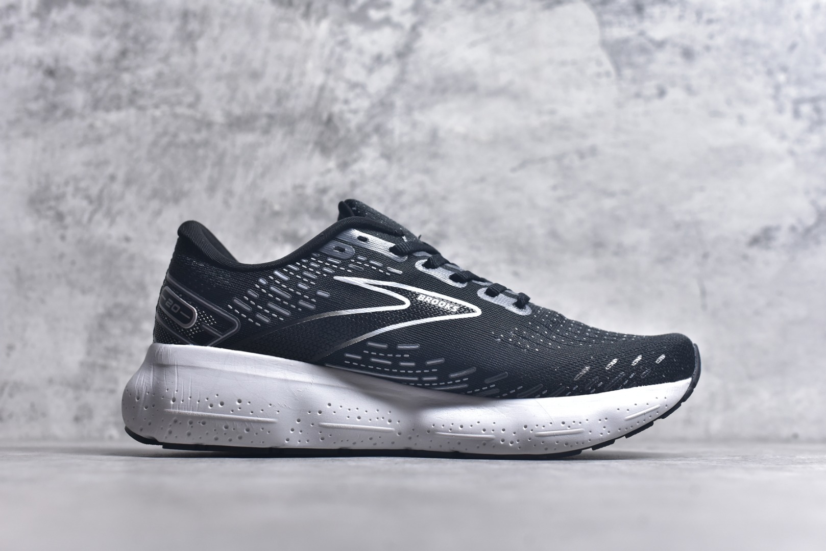 图片[3]-#Brooks布鲁克斯 Glycerin 2.0 系带防滑耐磨低帮长跑跑步鞋 Brooks 四大跑鞋之一 百年品牌 跑鞋从外形上基本就能判断这是一款速度跑鞋 简洁干练的外形结构和极强的运动流线型看着非常有速度感 上脚的第一感觉是非常轻 美码9码的鞋单只206g不到 从个人偏好来说 200g左右的竞速鞋最具安全感 鞋面采用单层网布 很薄 前掌使用了大量开放式网眼 排气直接快速 透气性上乘 鞋舌也是轻量化设计 仅为一层麂皮 和脚背完美贴合 鞋舌中央有个防偏穿孔 从实际穿着来看 通常鞋舌都是外偏 如果是防偏穿孔位于中心 防偏效果其实并不十分有效 如果采用趋外侧的偏心设计更有效 鞋帮泡棉填充量不大 但非常紧凑 贴合舒适 包裹稳固 内置硬质TPU保证必要的稳定性 跑鞋中底采用的是DNA FLASH科技材料 DNA FLASH中底科技 是Brooks第一款将氮气注入中底的创新科技 主要原理是借助“超临界流体”发泡技术 将液态氮稳定的转化为气态氮 并使其均匀地形成无数紧密贴合的密闭式气囊结构 尺码：36 36.5 37.5 38 38.5 39 40 40.5 41 42 42.5 43 44 44.5 45 46-选品中心