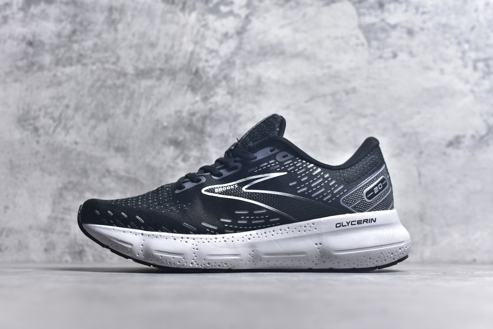 #Brooks布鲁克斯 Glycerin 2.0 系带防滑耐磨低帮长跑跑步鞋 Brooks 四大跑鞋之一 百年品牌 跑鞋从外形上基本就能判断这是一款速度跑鞋 简洁干练的外形结构和极强的运动流线型看着非常有速度感 上脚的第一感觉是非常轻 美码9码的鞋单只206g不到 从个人偏好来说 200g左右的竞速鞋最具安全感 鞋面采用单层网布 很薄 前掌使用了大量开放式网眼 排气直接快速 透气性上乘 鞋舌也是轻量化设计 仅为一层麂皮 和脚背完美贴合 鞋舌中央有个防偏穿孔 从实际穿着来看 通常鞋舌都是外偏 如果是防偏穿孔位于中心 防偏效果其实并不十分有效 如果采用趋外侧的偏心设计更有效 鞋帮泡棉填充量不大 但非常紧凑 贴合舒适 包裹稳固 内置硬质TPU保证必要的稳定性 跑鞋中底采用的是DNA FLASH科技材料 DNA FLASH中底科技 是Brooks第一款将氮气注入中底的创新科技 主要原理是借助“超临界流体”发泡技术 将液态氮稳定的转化为气态氮 并使其均匀地形成无数紧密贴合的密闭式气囊结构 尺码：36 36.5 37.5 38 38.5 39 40 40.5 41 42 42.5 43 44 44.5 45 46-选品中心