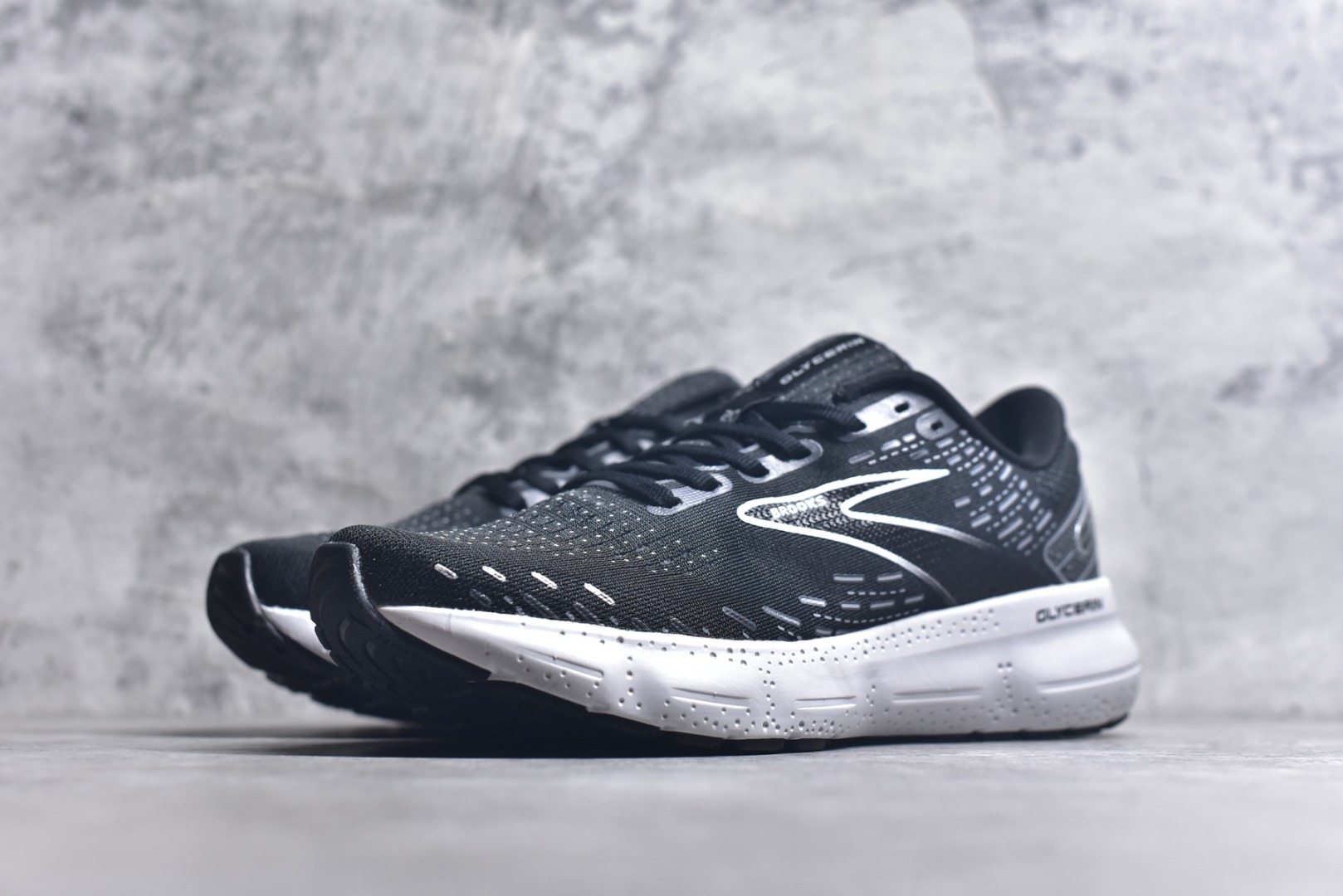 图片[2]-#Brooks布鲁克斯 Glycerin 2.0 系带防滑耐磨低帮长跑跑步鞋 Brooks 四大跑鞋之一 百年品牌 跑鞋从外形上基本就能判断这是一款速度跑鞋 简洁干练的外形结构和极强的运动流线型看着非常有速度感 上脚的第一感觉是非常轻 美码9码的鞋单只206g不到 从个人偏好来说 200g左右的竞速鞋最具安全感 鞋面采用单层网布 很薄 前掌使用了大量开放式网眼 排气直接快速 透气性上乘 鞋舌也是轻量化设计 仅为一层麂皮 和脚背完美贴合 鞋舌中央有个防偏穿孔 从实际穿着来看 通常鞋舌都是外偏 如果是防偏穿孔位于中心 防偏效果其实并不十分有效 如果采用趋外侧的偏心设计更有效 鞋帮泡棉填充量不大 但非常紧凑 贴合舒适 包裹稳固 内置硬质TPU保证必要的稳定性 跑鞋中底采用的是DNA FLASH科技材料 DNA FLASH中底科技 是Brooks第一款将氮气注入中底的创新科技 主要原理是借助“超临界流体”发泡技术 将液态氮稳定的转化为气态氮 并使其均匀地形成无数紧密贴合的密闭式气囊结构 尺码：36 36.5 37.5 38 38.5 39 40 40.5 41 42 42.5 43 44 44.5 45 46-选品中心