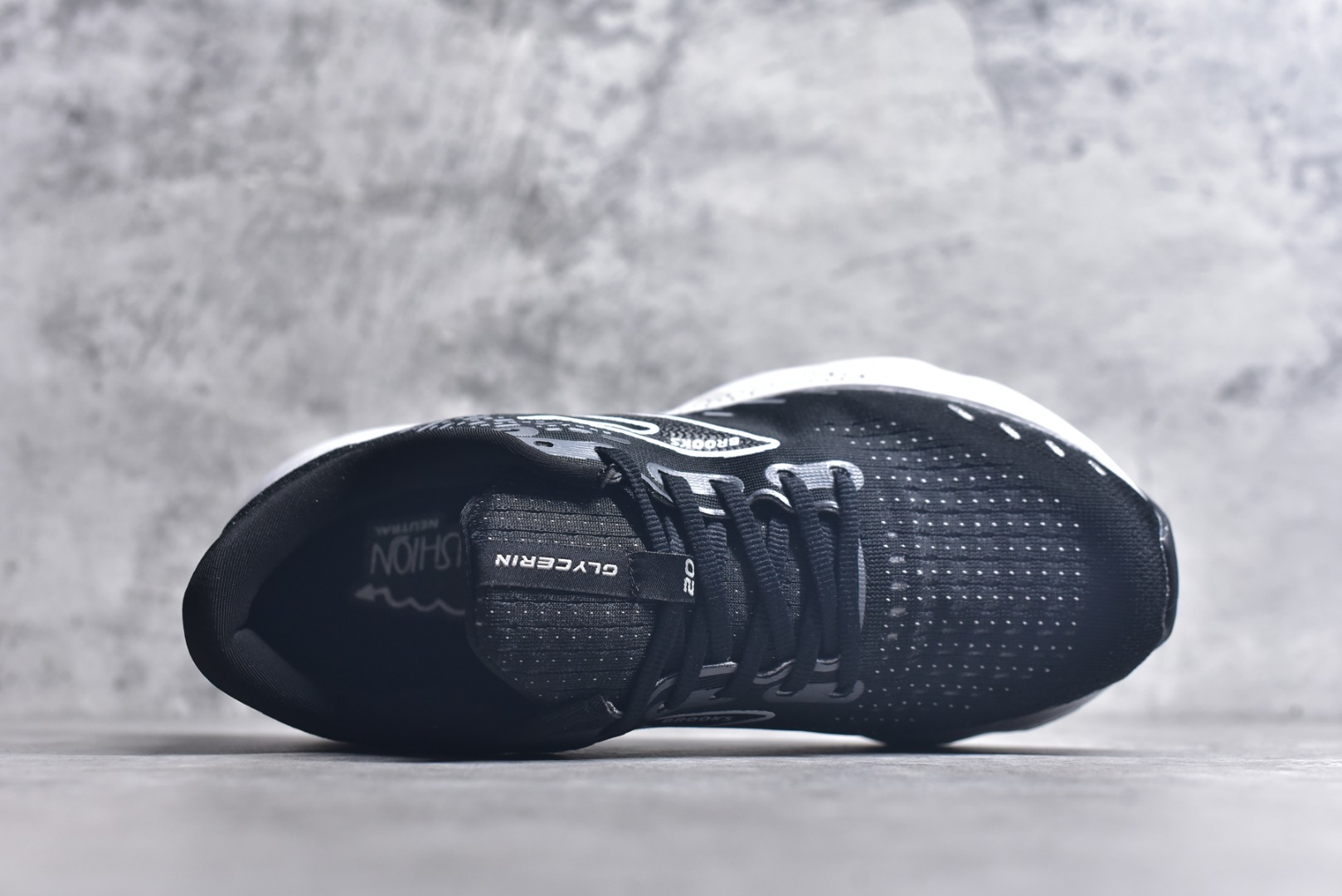 图片[4]-#Brooks布鲁克斯 Glycerin 2.0 系带防滑耐磨低帮长跑跑步鞋 Brooks 四大跑鞋之一 百年品牌 跑鞋从外形上基本就能判断这是一款速度跑鞋 简洁干练的外形结构和极强的运动流线型看着非常有速度感 上脚的第一感觉是非常轻 美码9码的鞋单只206g不到 从个人偏好来说 200g左右的竞速鞋最具安全感 鞋面采用单层网布 很薄 前掌使用了大量开放式网眼 排气直接快速 透气性上乘 鞋舌也是轻量化设计 仅为一层麂皮 和脚背完美贴合 鞋舌中央有个防偏穿孔 从实际穿着来看 通常鞋舌都是外偏 如果是防偏穿孔位于中心 防偏效果其实并不十分有效 如果采用趋外侧的偏心设计更有效 鞋帮泡棉填充量不大 但非常紧凑 贴合舒适 包裹稳固 内置硬质TPU保证必要的稳定性 跑鞋中底采用的是DNA FLASH科技材料 DNA FLASH中底科技 是Brooks第一款将氮气注入中底的创新科技 主要原理是借助“超临界流体”发泡技术 将液态氮稳定的转化为气态氮 并使其均匀地形成无数紧密贴合的密闭式气囊结构 尺码：36 36.5 37.5 38 38.5 39 40 40.5 41 42 42.5 43 44 44.5 45 46-选品中心
